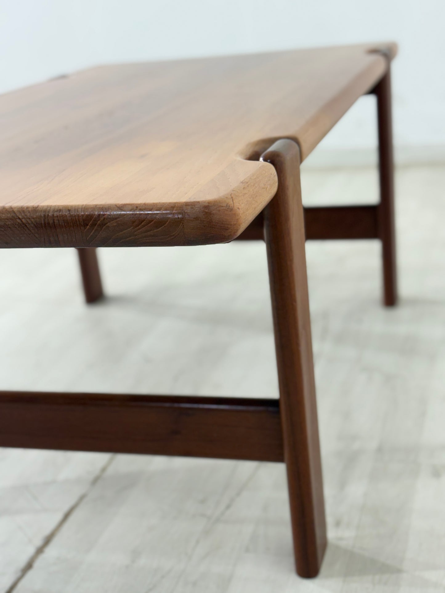 Danish Design Mid-Century Beistelltisch / Teak Couchtisch / 60er Jahre Beistelltisch / Danish Teak Couchtisch / Designer: Niels Bach