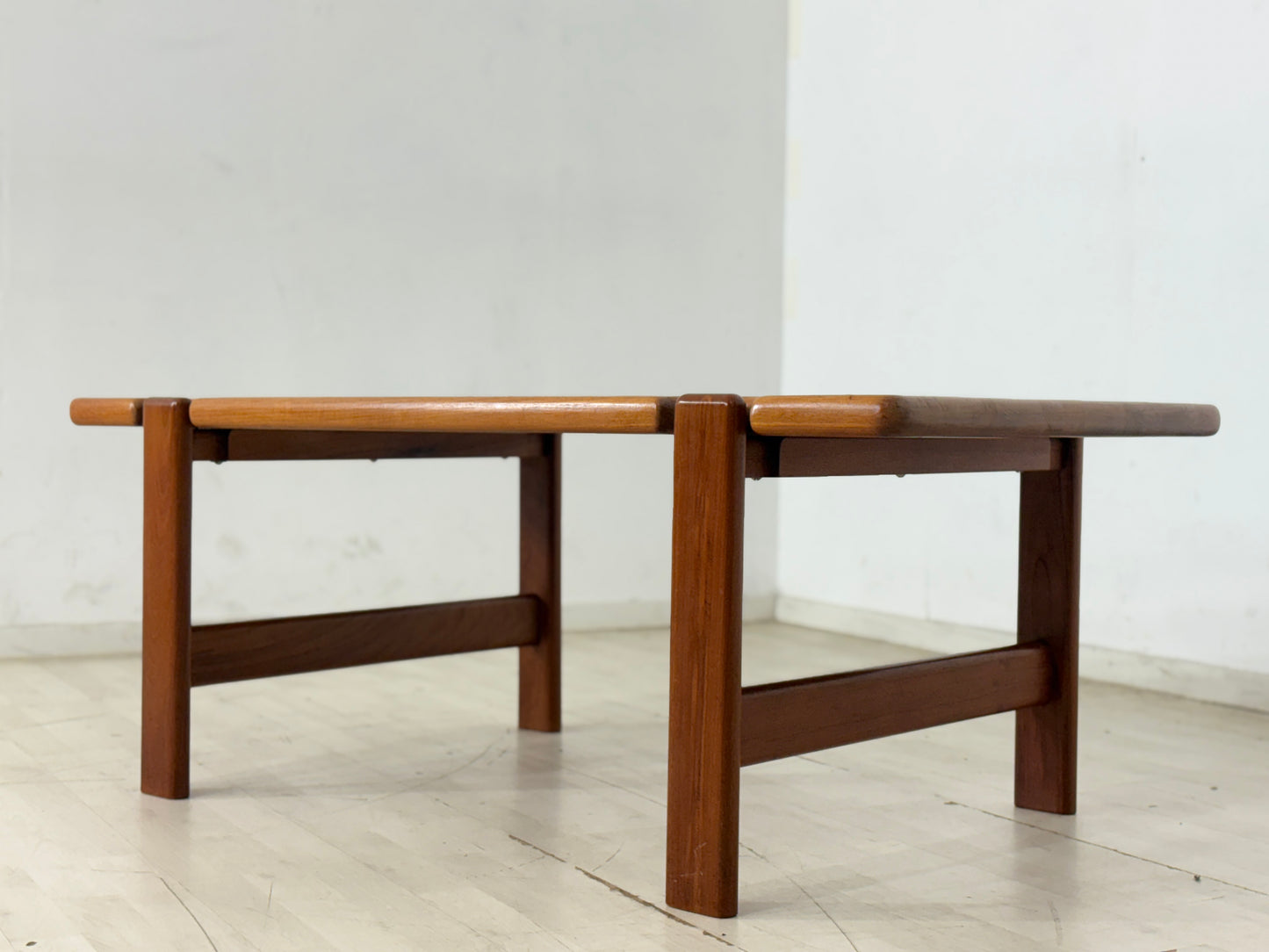 Danish Design Mid-Century Beistelltisch / Teak Couchtisch / 60er Jahre Beistelltisch / Danish Teak Couchtisch / Designer: Niels Bach