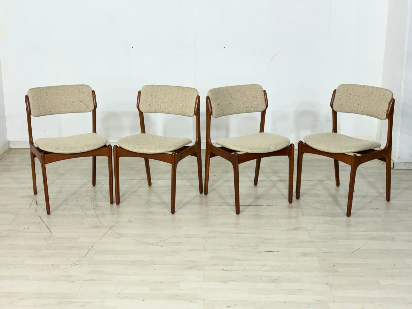4er Set Danish Design Mid-Century Stuhl / Teak Esszimmerstuhl / 60er Jahre Küchenstuhl / Danish Teak Wohnzimmerstuhl / Designer: Erik Buch / Hersteller: O.D. Møbler A/S