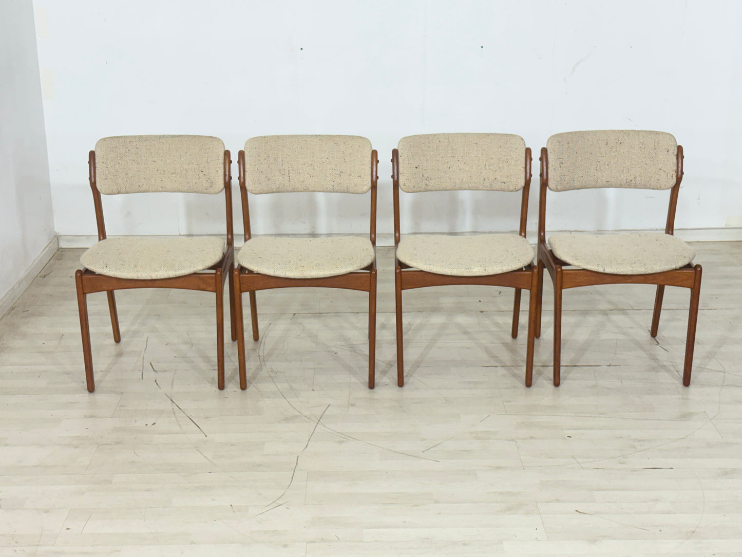 4er Set Danish Design Mid-Century Stuhl / Teak Esszimmerstuhl / 60er Jahre Küchenstuhl / Danish Teak Wohnzimmerstuhl / Designer: Erik Buch / Hersteller: O.D. Møbler A/S