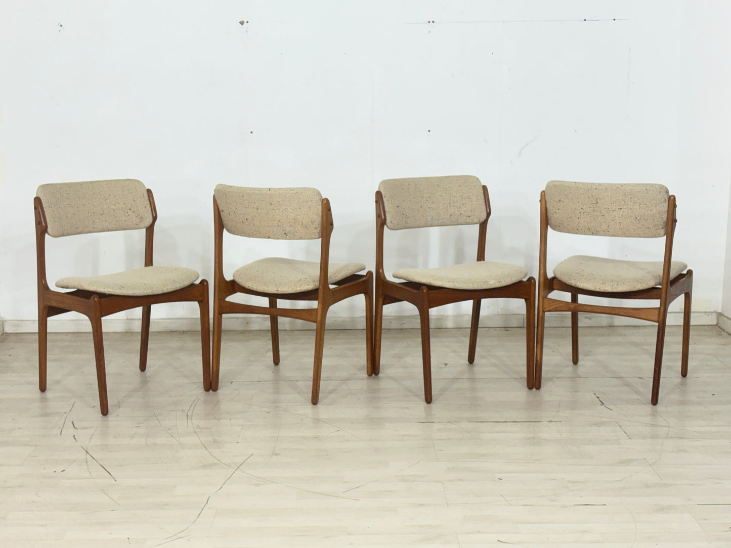 4er Set Danish Design Mid-Century Stuhl / Teak Esszimmerstuhl / 60er Jahre Küchenstuhl / Danish Teak Wohnzimmerstuhl / Designer: Erik Buch / Hersteller: O.D. Møbler A/S
