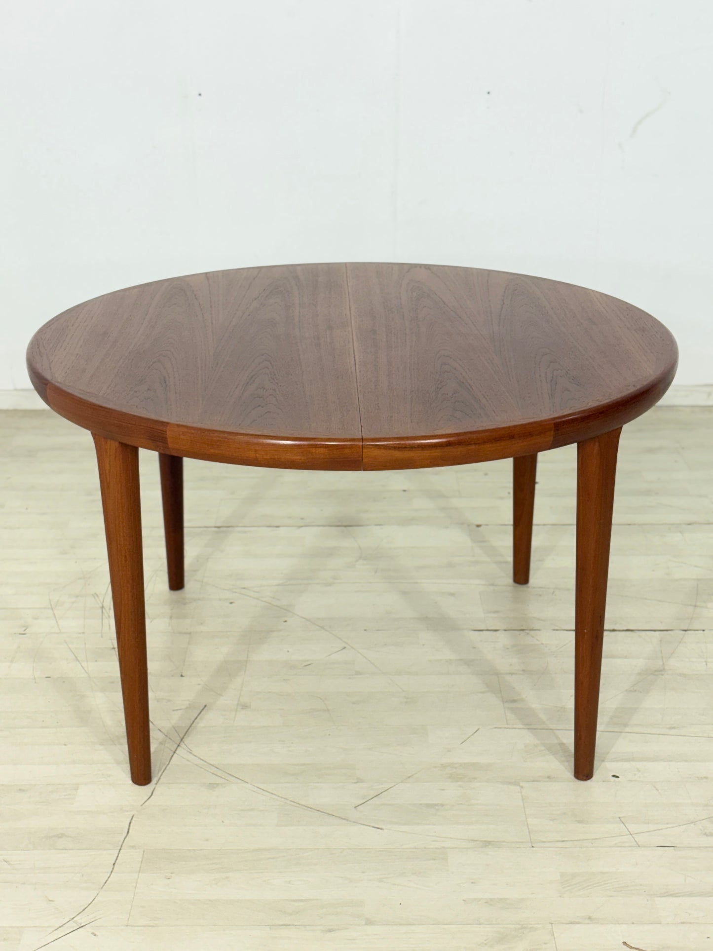 Danish Design Teak runder Esstisch - Ausziehbar / Teak Esstisch / Mid Century Teak Tisch / Hersteller: VV Møbler Spøttrup / Modell: 16573