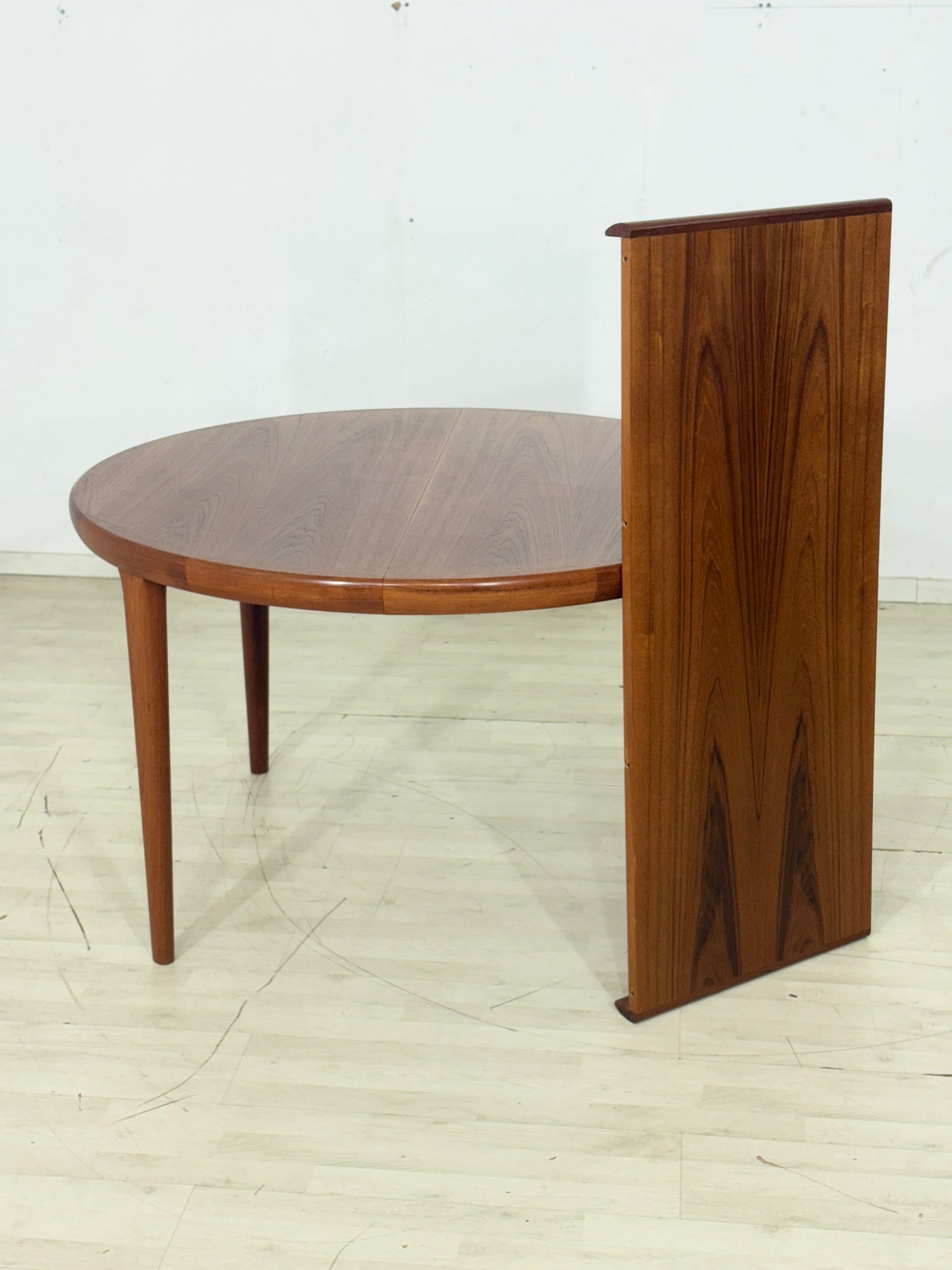 Danish Design Teak runder Esstisch - Ausziehbar / Teak Esstisch / Mid Century Teak Tisch / Hersteller: VV Møbler Spøttrup / Modell: 16573