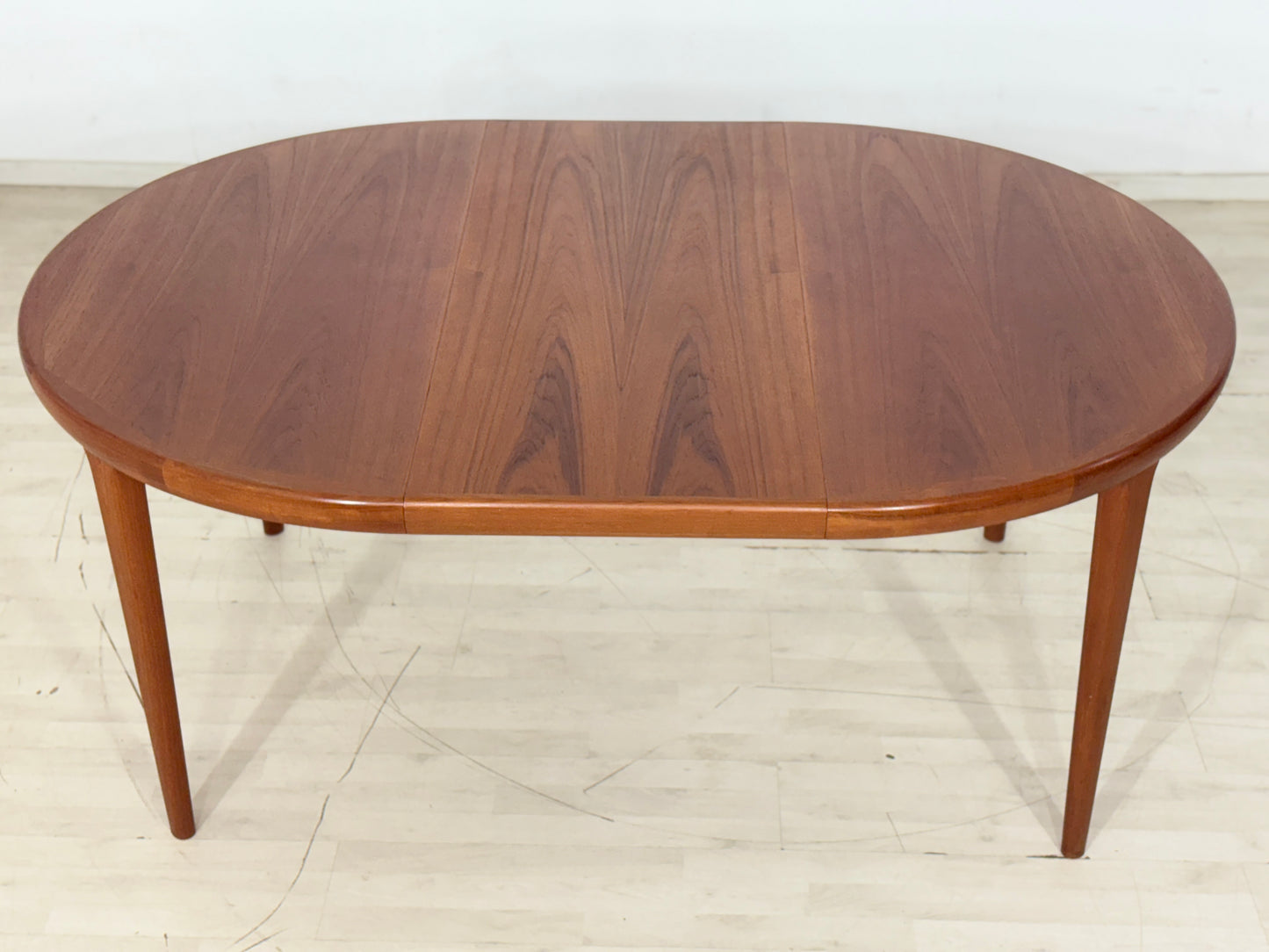 Danish Design Teak runder Esstisch - Ausziehbar / Teak Esstisch / Mid Century Teak Tisch / Hersteller: VV Møbler Spøttrup / Modell: 16573