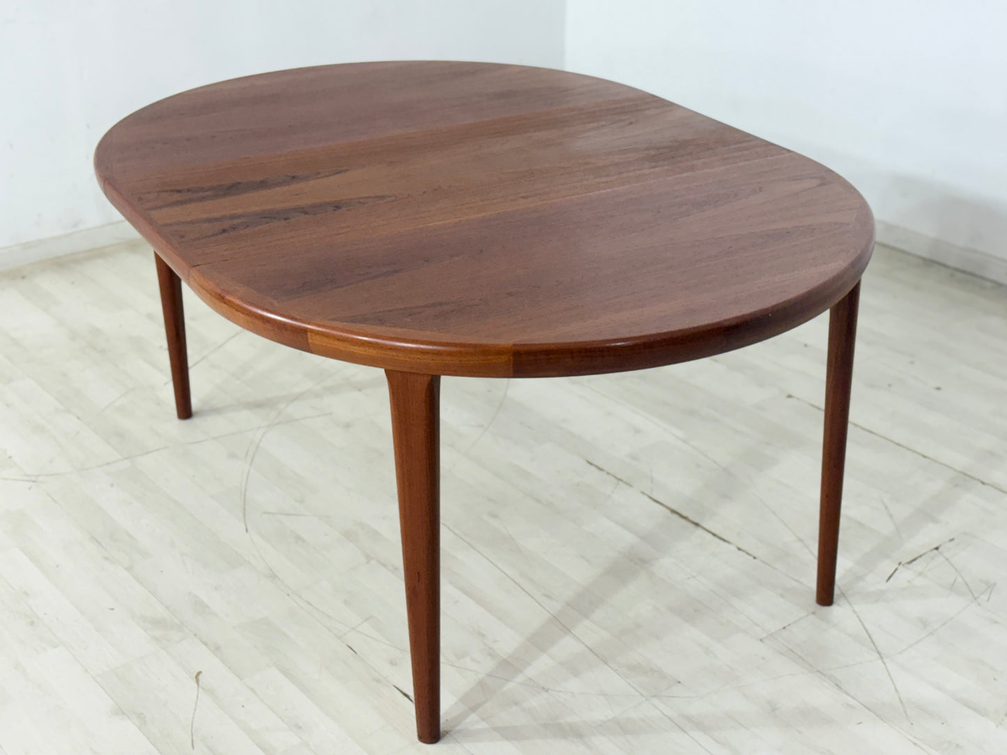 Danish Design Teak runder Esstisch - Ausziehbar / Teak Esstisch / Mid Century Teak Tisch / Hersteller: VV Møbler Spøttrup / Modell: 16573
