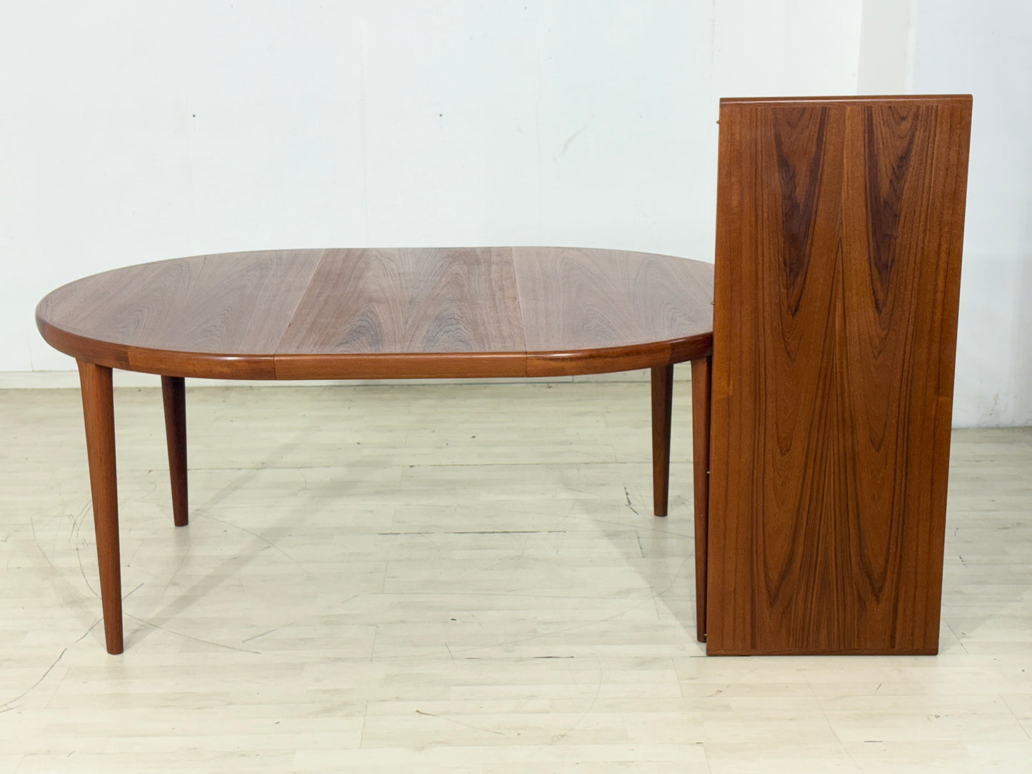 Danish Design Teak runder Esstisch - Ausziehbar / Teak Esstisch / Mid Century Teak Tisch / Hersteller: VV Møbler Spøttrup / Modell: 16573