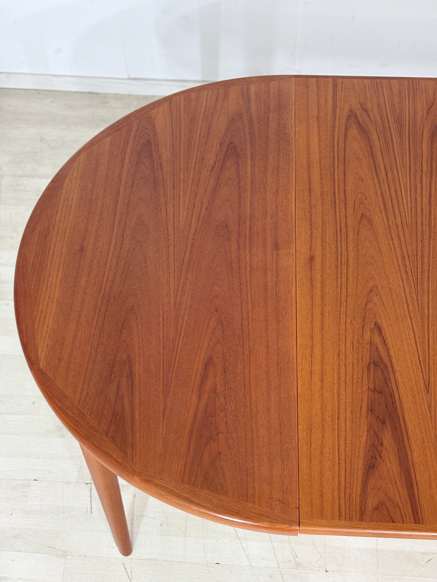 Danish Design Teak runder Esstisch - Ausziehbar / Teak Esstisch / Mid Century Teak Tisch / Hersteller: VV Møbler Spøttrup / Modell: 16573