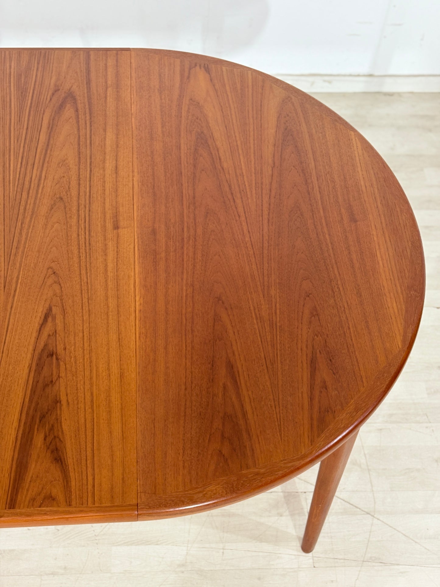Danish Design Teak runder Esstisch - Ausziehbar / Teak Esstisch / Mid Century Teak Tisch / Hersteller: VV Møbler Spøttrup / Modell: 16573