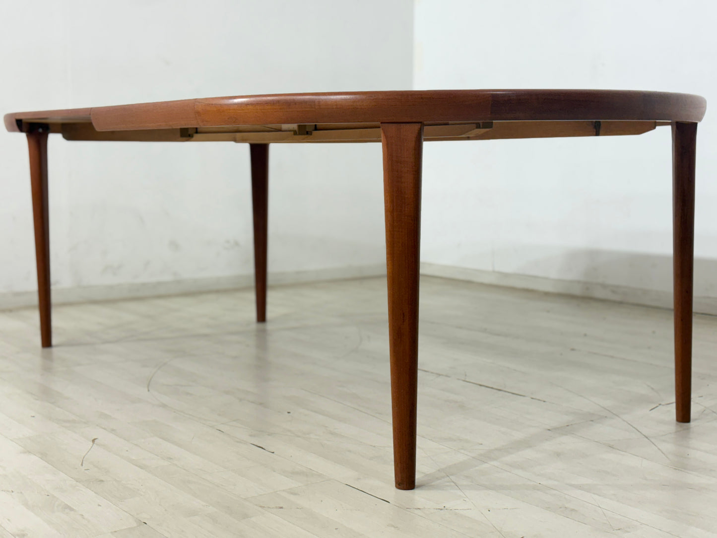 Danish Design Teak runder Esstisch - Ausziehbar / Teak Esstisch / Mid Century Teak Tisch / Hersteller: VV Møbler Spøttrup / Modell: 16573