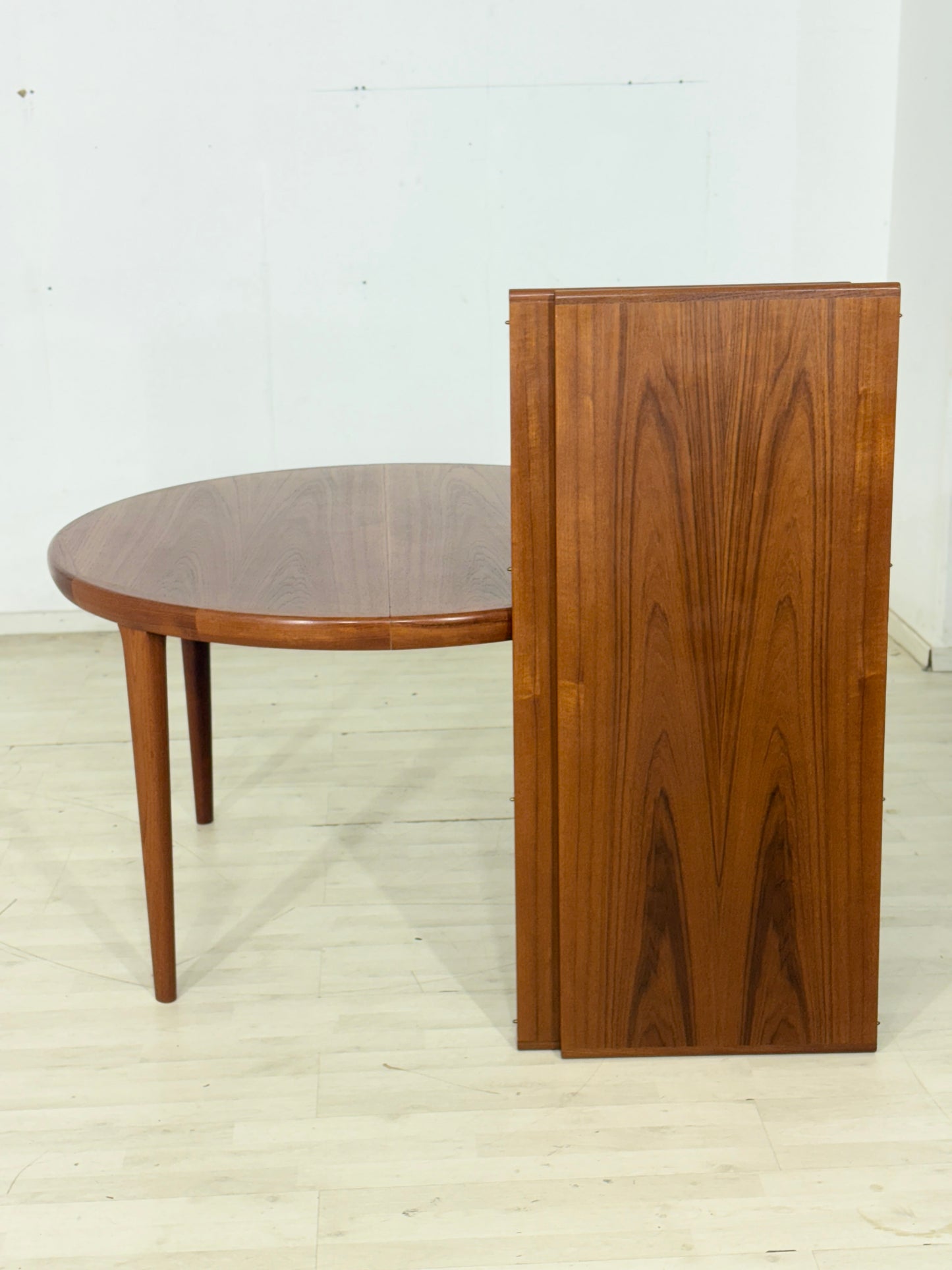 Danish Design Teak runder Esstisch - Ausziehbar / Teak Esstisch / Mid Century Teak Tisch / Hersteller: VV Møbler Spøttrup / Modell: 16573