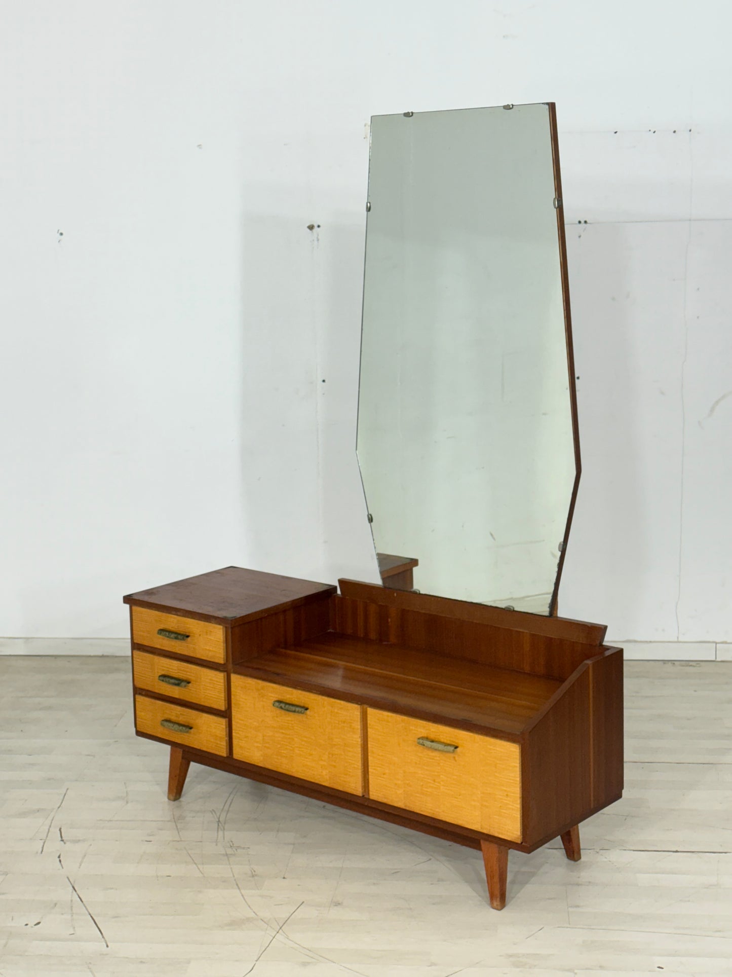 Sehr schöne Vintage Kommode / Sideboard / Frisierkommode / Flurschrank / Schlafzimmerschrank