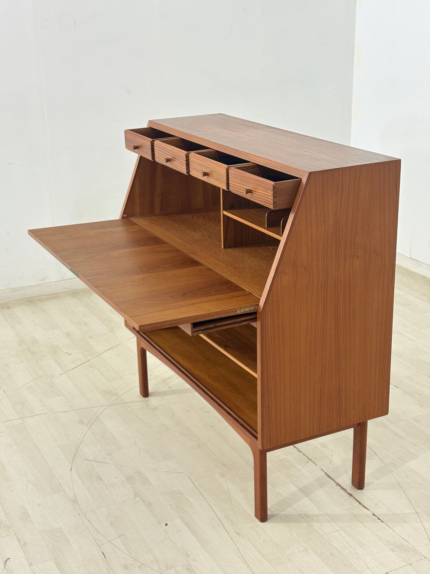 Danish Design Mid-Century Sekretärtisch / Teak Schreibsekretär / 60er Jahre Schreibtisch / Danish Teak Sekretär / Designer: Bernhard Pedersen & Søn / Hersteller: Eskilstrup-Falster Møbelfabrik