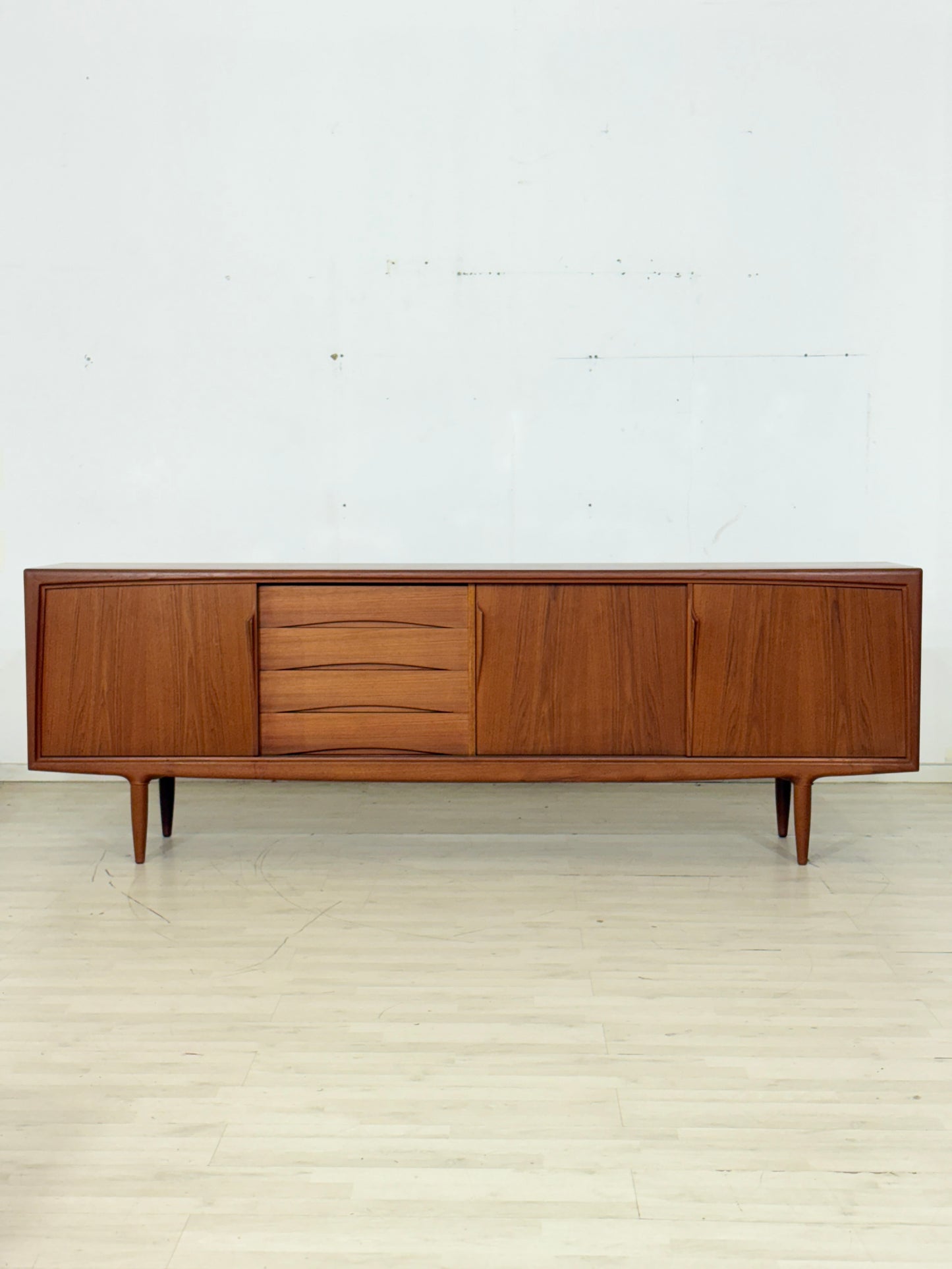 Danish Design Mid-Century Sideboard / Teak Sideboard / 60er Jahre Sideboard / Danish Teak Sekretär / Designer: Gunni Omann / Hersteller: Axel Christiansen Odder Møbel (ACO)