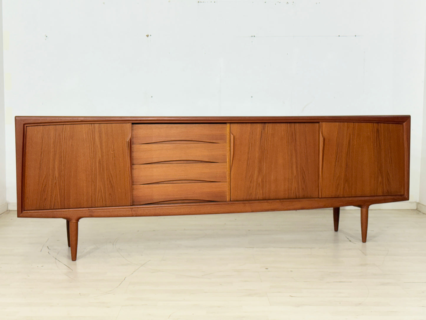 Danish Design Mid-Century Sideboard / Teak Sideboard / 60er Jahre Sideboard / Danish Teak Sekretär / Designer: Gunni Omann / Hersteller: Axel Christiansen Odder Møbel (ACO)