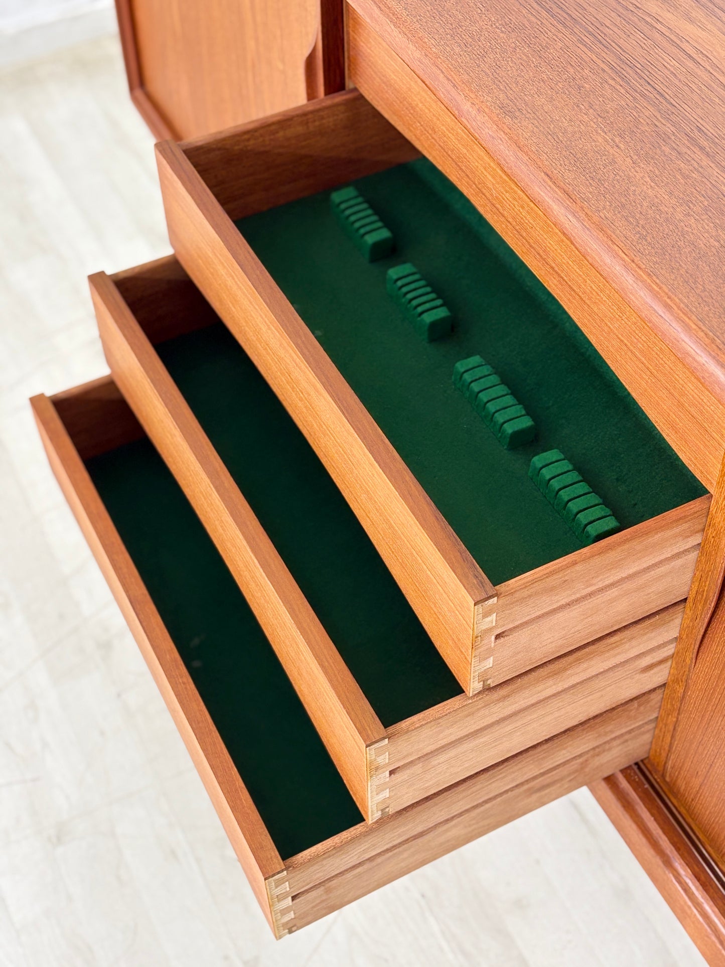Danish Design Mid-Century Sideboard / Teak Sideboard / 60er Jahre Sideboard / Danish Teak Sekretär / Designer: Gunni Omann / Hersteller: Axel Christiansen Odder Møbel (ACO)