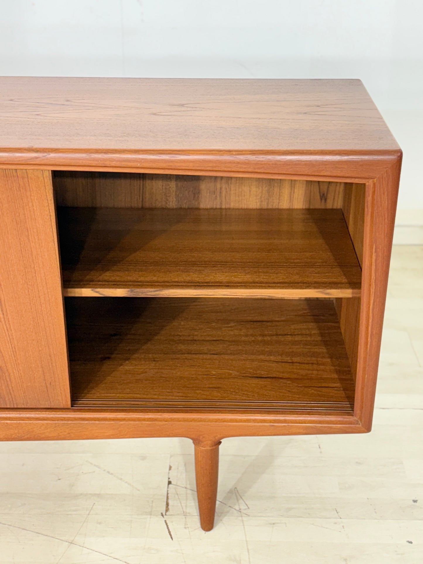 Danish Design Mid-Century Sideboard / Teak Sideboard / 60er Jahre Sideboard / Danish Teak Sekretär / Designer: Gunni Omann / Hersteller: Axel Christiansen Odder Møbel (ACO)