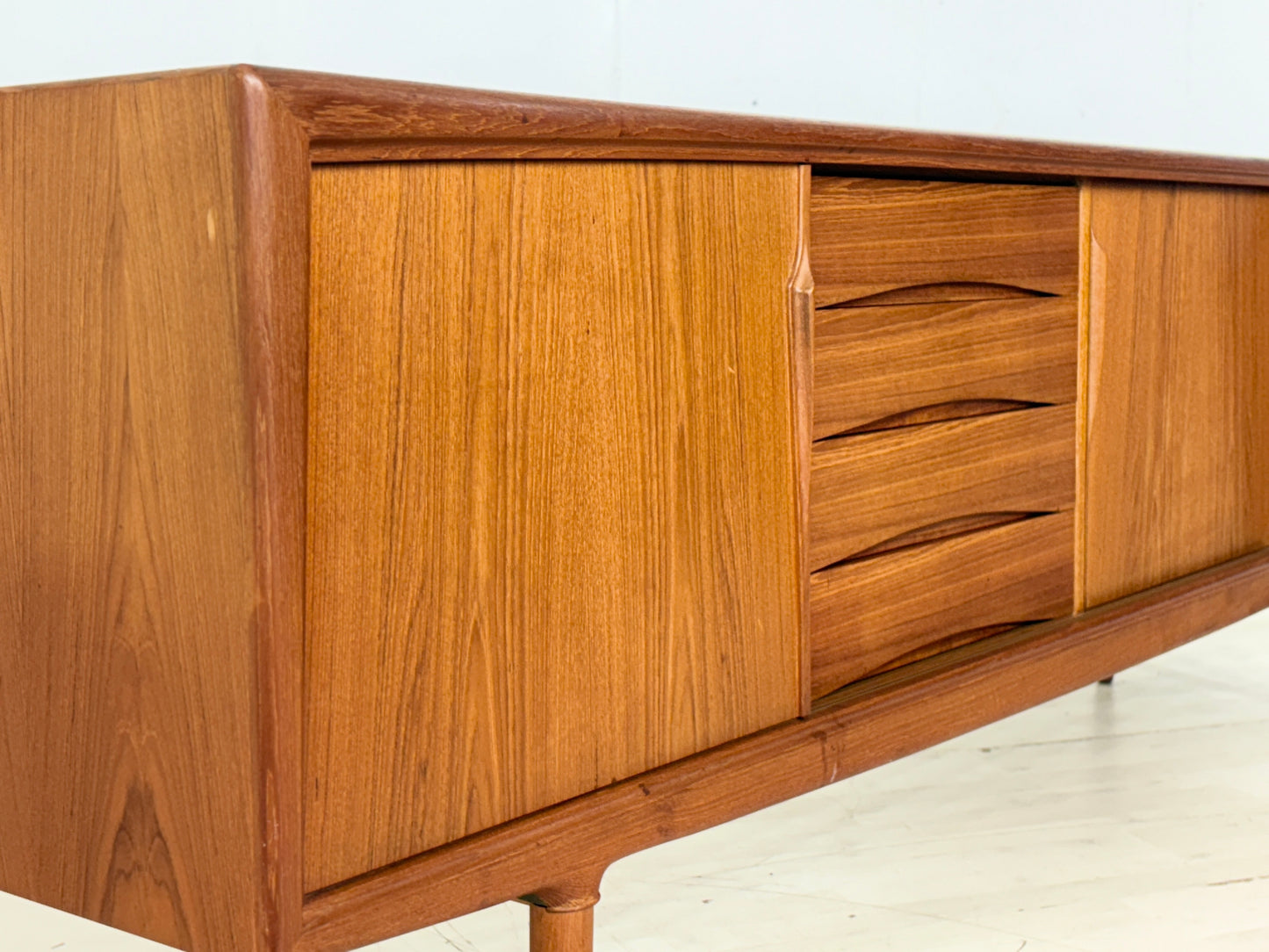 Danish Design Mid-Century Sideboard / Teak Sideboard / 60er Jahre Sideboard / Danish Teak Sekretär / Designer: Gunni Omann / Hersteller: Axel Christiansen Odder Møbel (ACO)