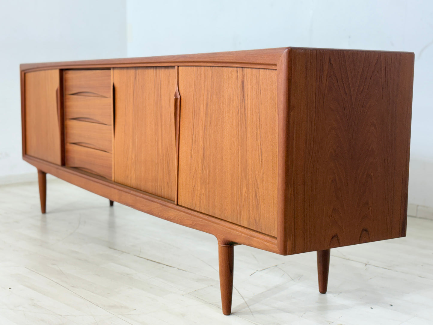 Danish Design Mid-Century Sideboard / Teak Sideboard / 60er Jahre Sideboard / Danish Teak Sekretär / Designer: Gunni Omann / Hersteller: Axel Christiansen Odder Møbel (ACO)