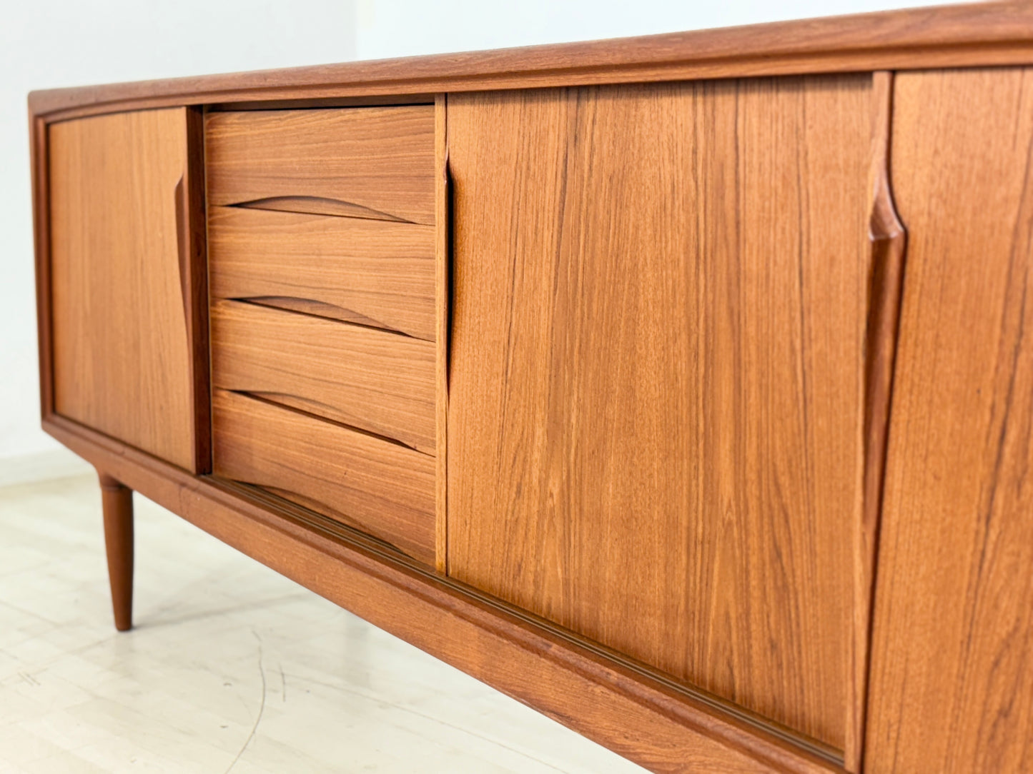 Danish Design Mid-Century Sideboard / Teak Sideboard / 60er Jahre Sideboard / Danish Teak Sekretär / Designer: Gunni Omann / Hersteller: Axel Christiansen Odder Møbel (ACO)