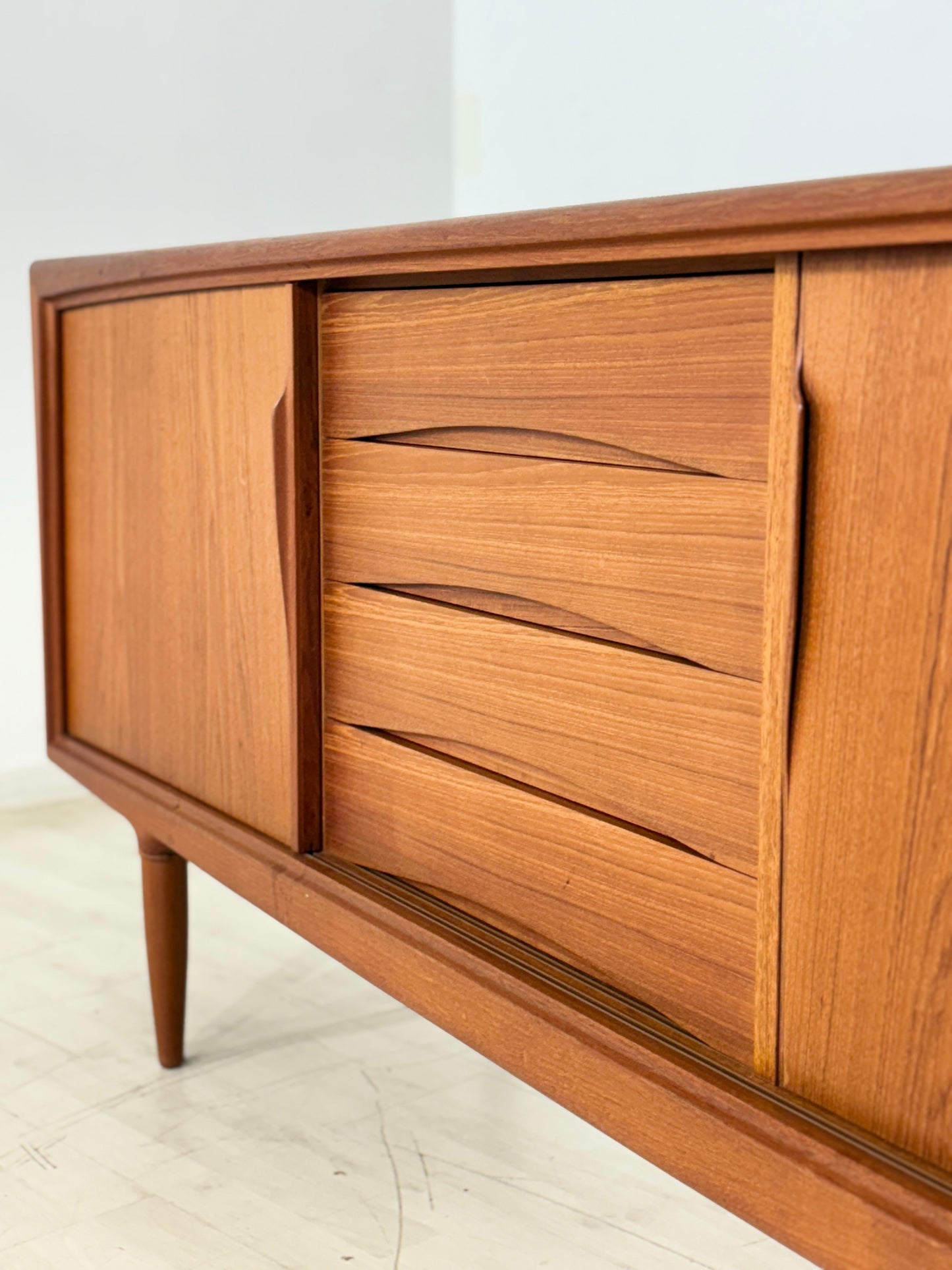 Danish Design Mid-Century Sideboard / Teak Sideboard / 60er Jahre Sideboard / Danish Teak Sekretär / Designer: Gunni Omann / Hersteller: Axel Christiansen Odder Møbel (ACO)