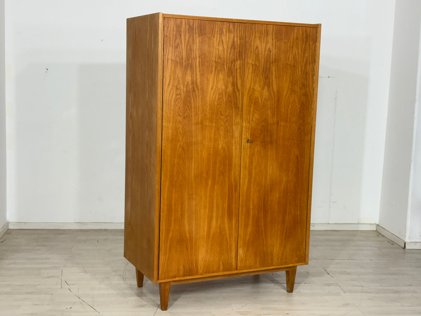 Sehr schöner Vintage Kleiderschrank Holz Schrank Wäscheschrank Schlafzimmerschrank Mid-Century