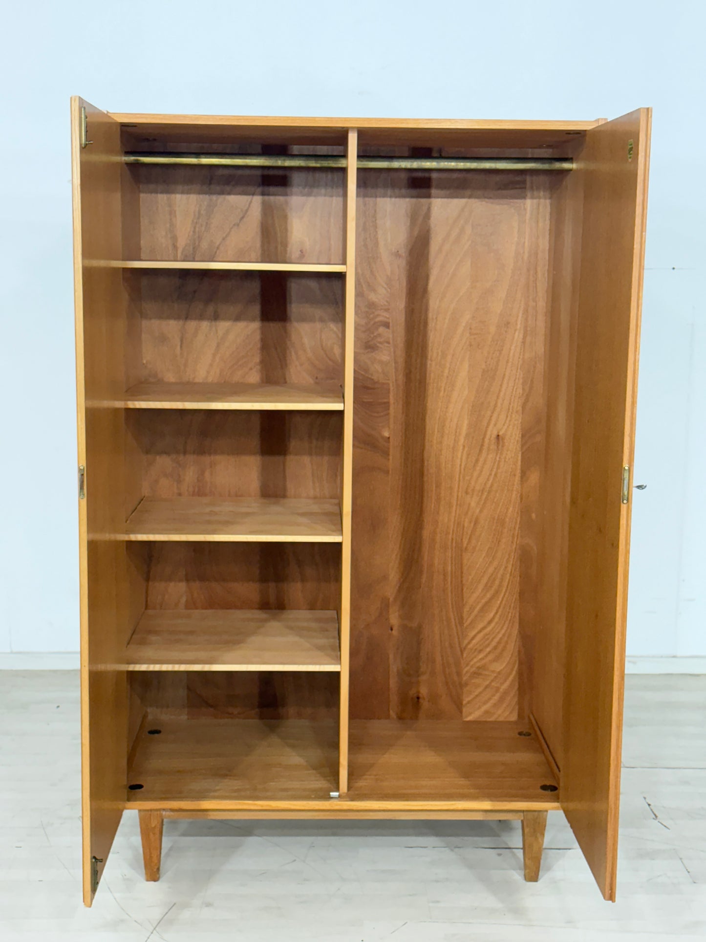 Sehr schöner Vintage Kleiderschrank Holz Schrank Wäscheschrank Schlafzimmerschrank Mid-Century