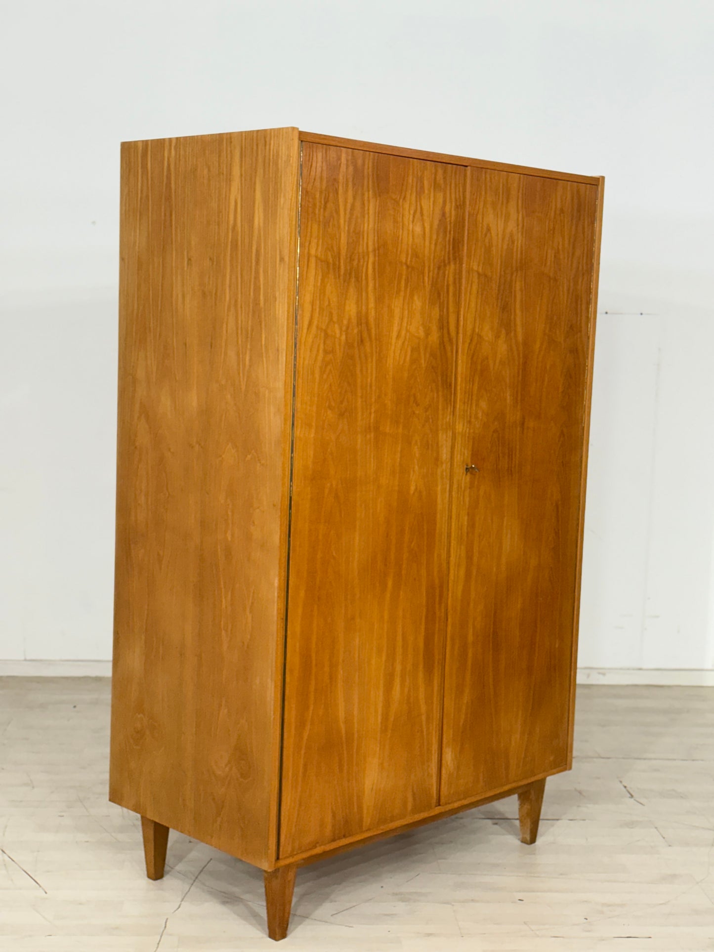 Sehr schöner Vintage Kleiderschrank Holz Schrank Wäscheschrank Schlafzimmerschrank Mid-Century