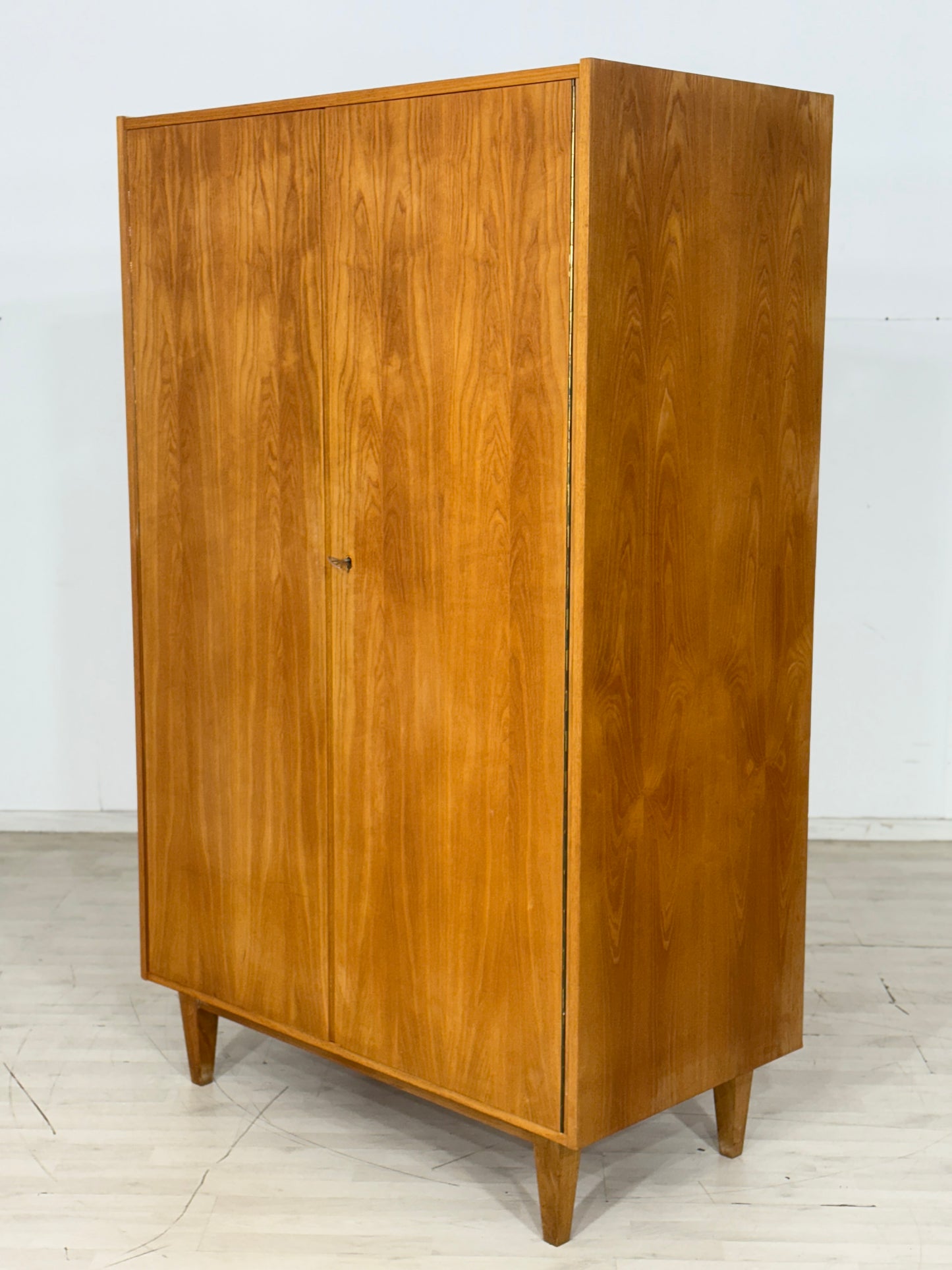 Sehr schöner Vintage Kleiderschrank Holz Schrank Wäscheschrank Schlafzimmerschrank Mid-Century