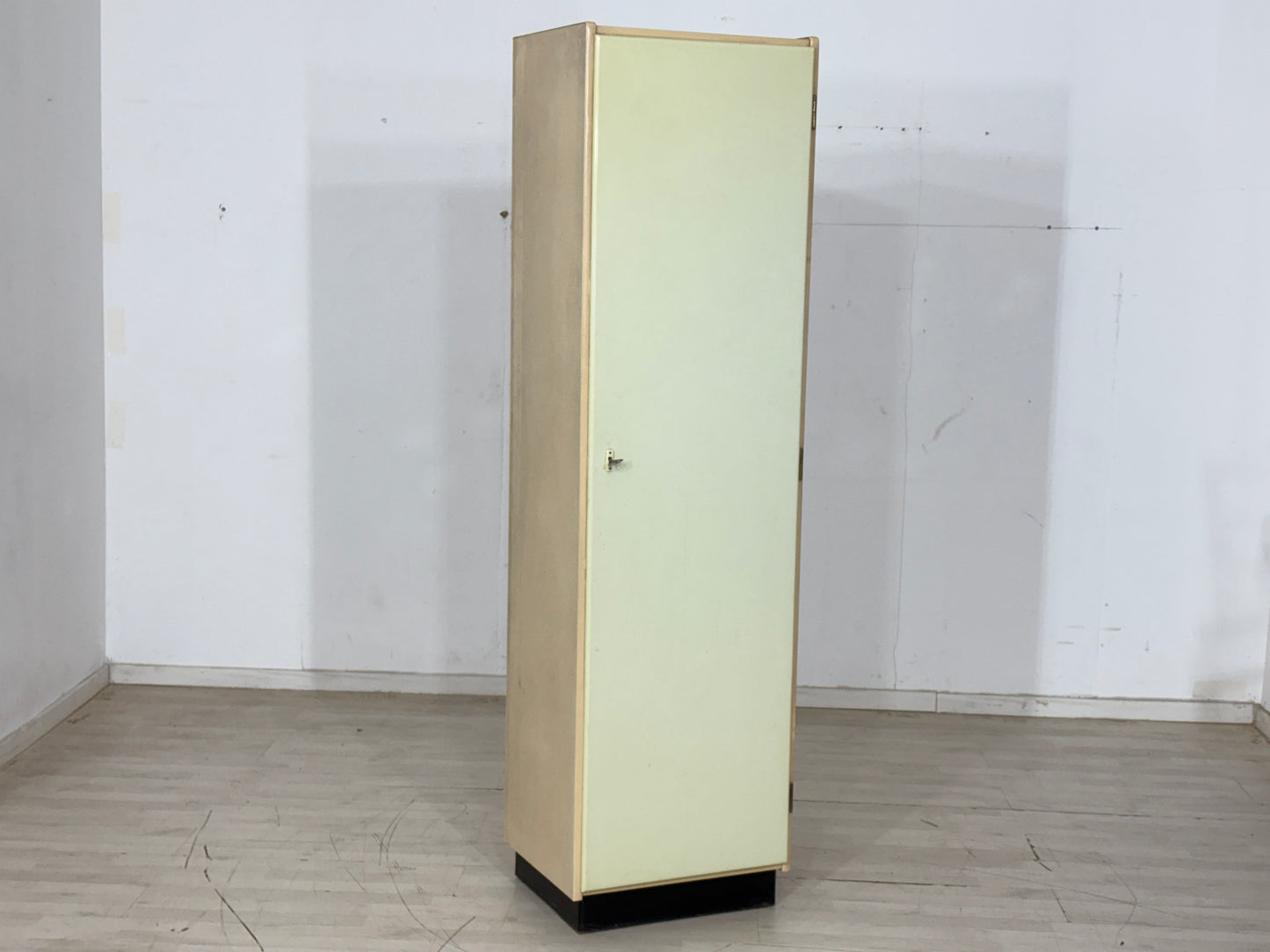 Sehr schöner Vintage Vorratsschrank Schrank Küchenschrank Fächerschrank Mid-Century