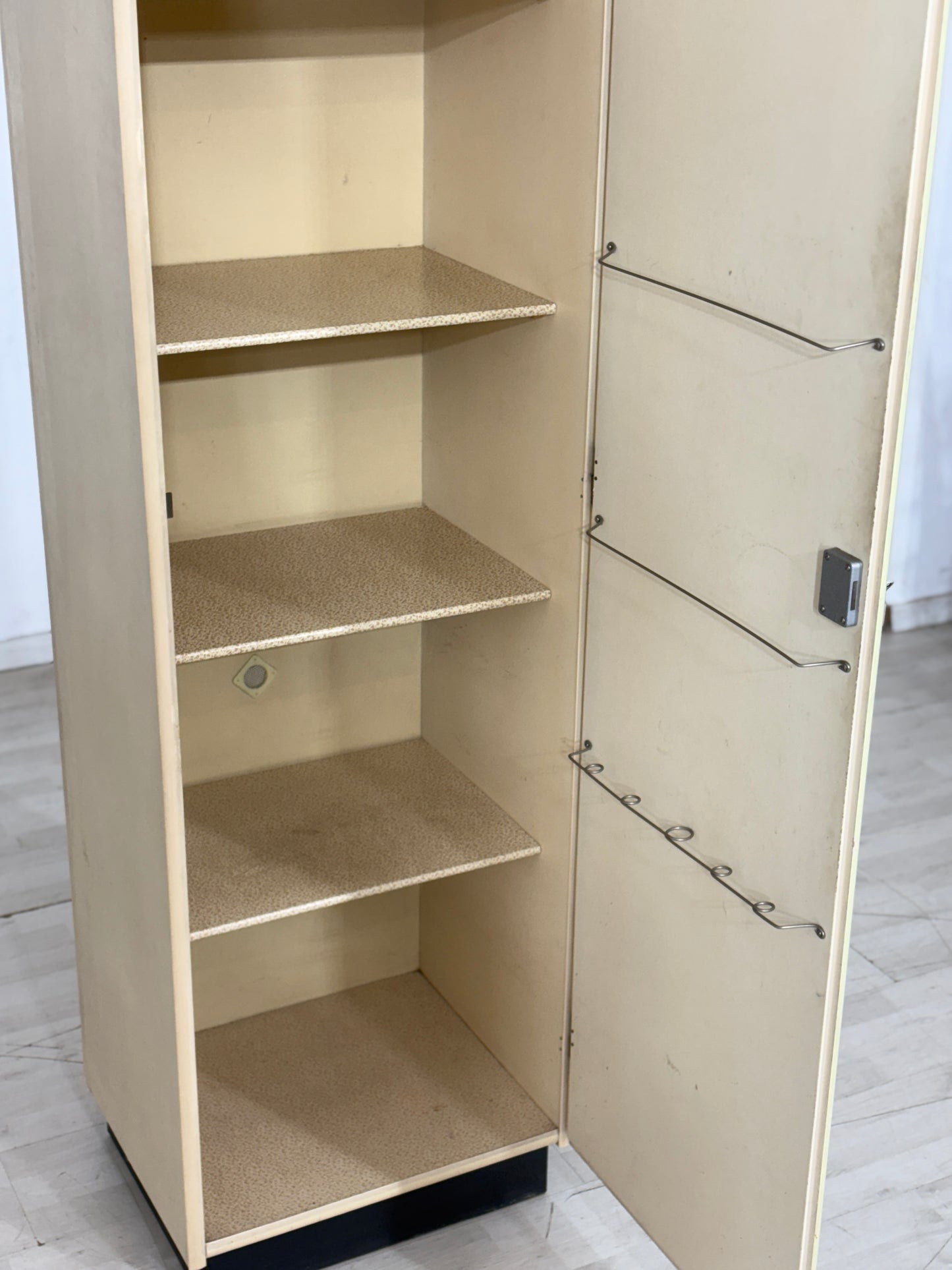 Sehr schöner Vintage Vorratsschrank Schrank Küchenschrank Fächerschrank Mid-Century