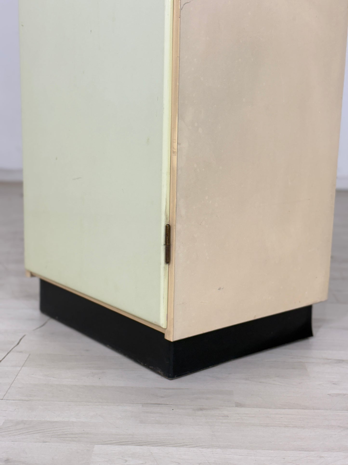 Sehr schöner Vintage Vorratsschrank Schrank Küchenschrank Fächerschrank Mid-Century