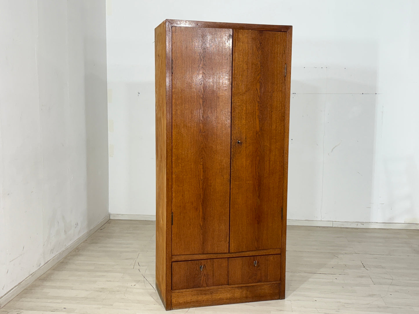 Sehr schöner Mid-Century Kleiderschrank / Schrank / Flurschrank / Wäscheschrank / Fächerschrank Vintage