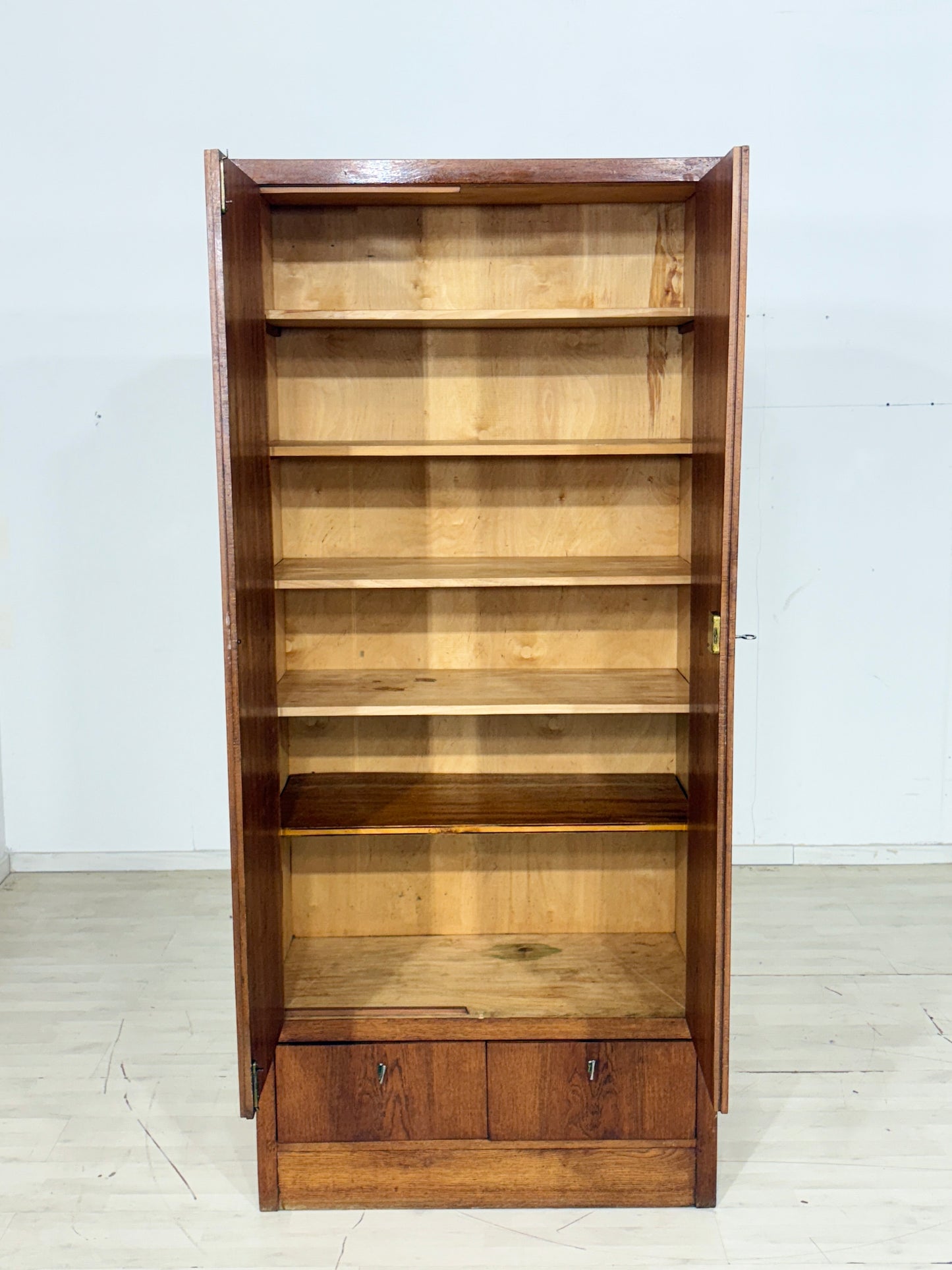 Sehr schöner Mid-Century Kleiderschrank / Schrank / Flurschrank / Wäscheschrank / Fächerschrank Vintage