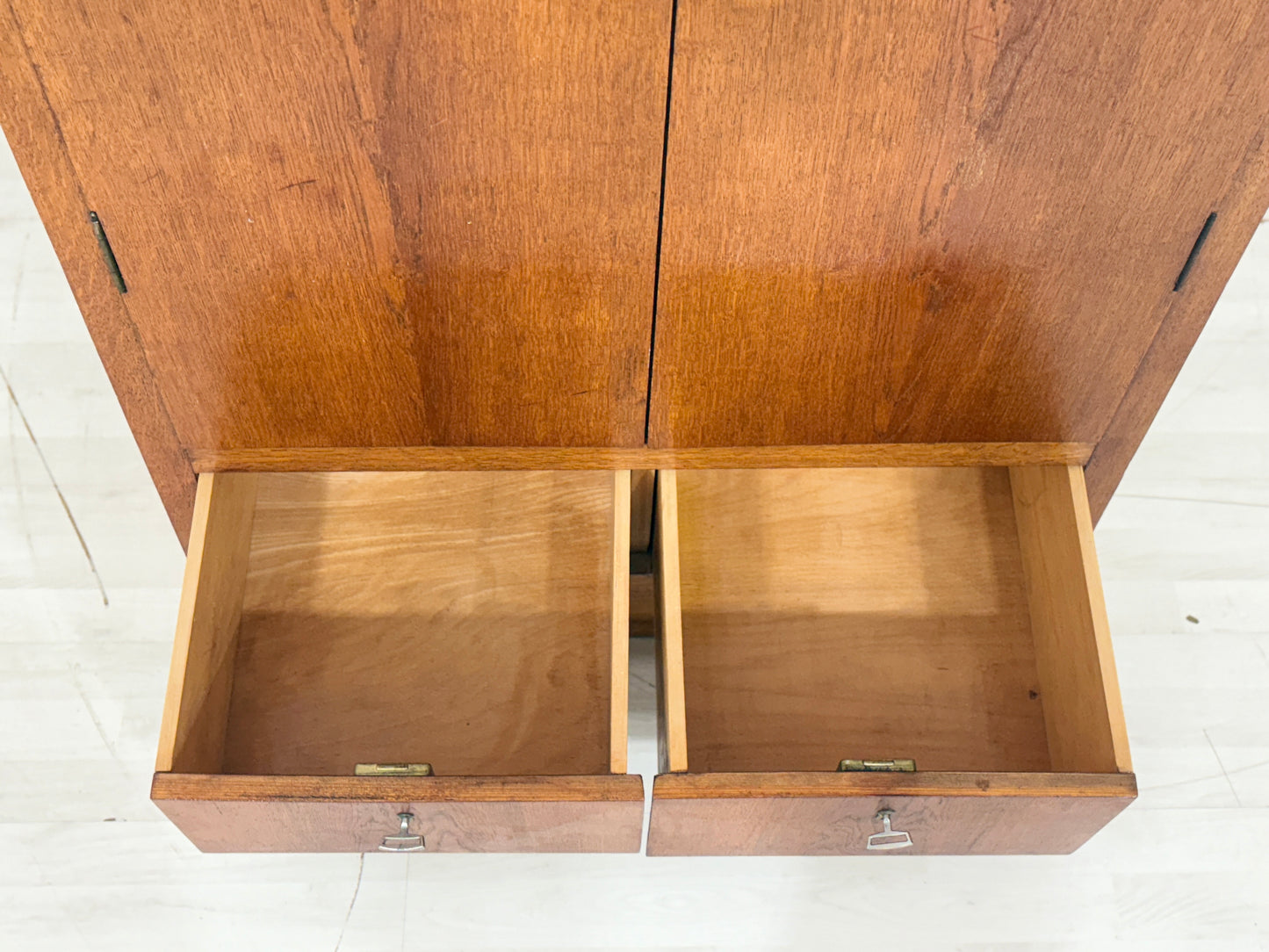 Sehr schöner Mid-Century Kleiderschrank / Schrank / Flurschrank / Wäscheschrank / Fächerschrank Vintage