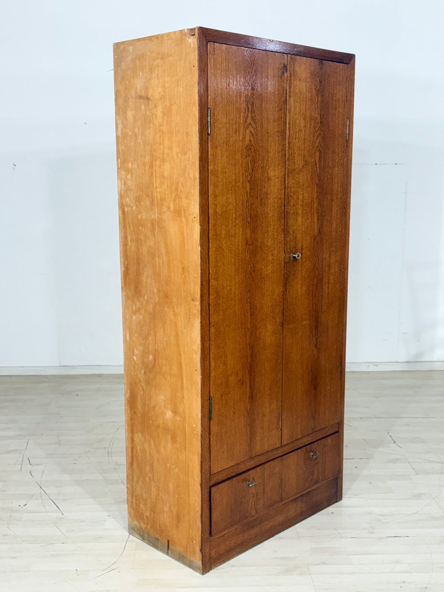 Sehr schöner Mid-Century Kleiderschrank / Schrank / Flurschrank / Wäscheschrank / Fächerschrank Vintage