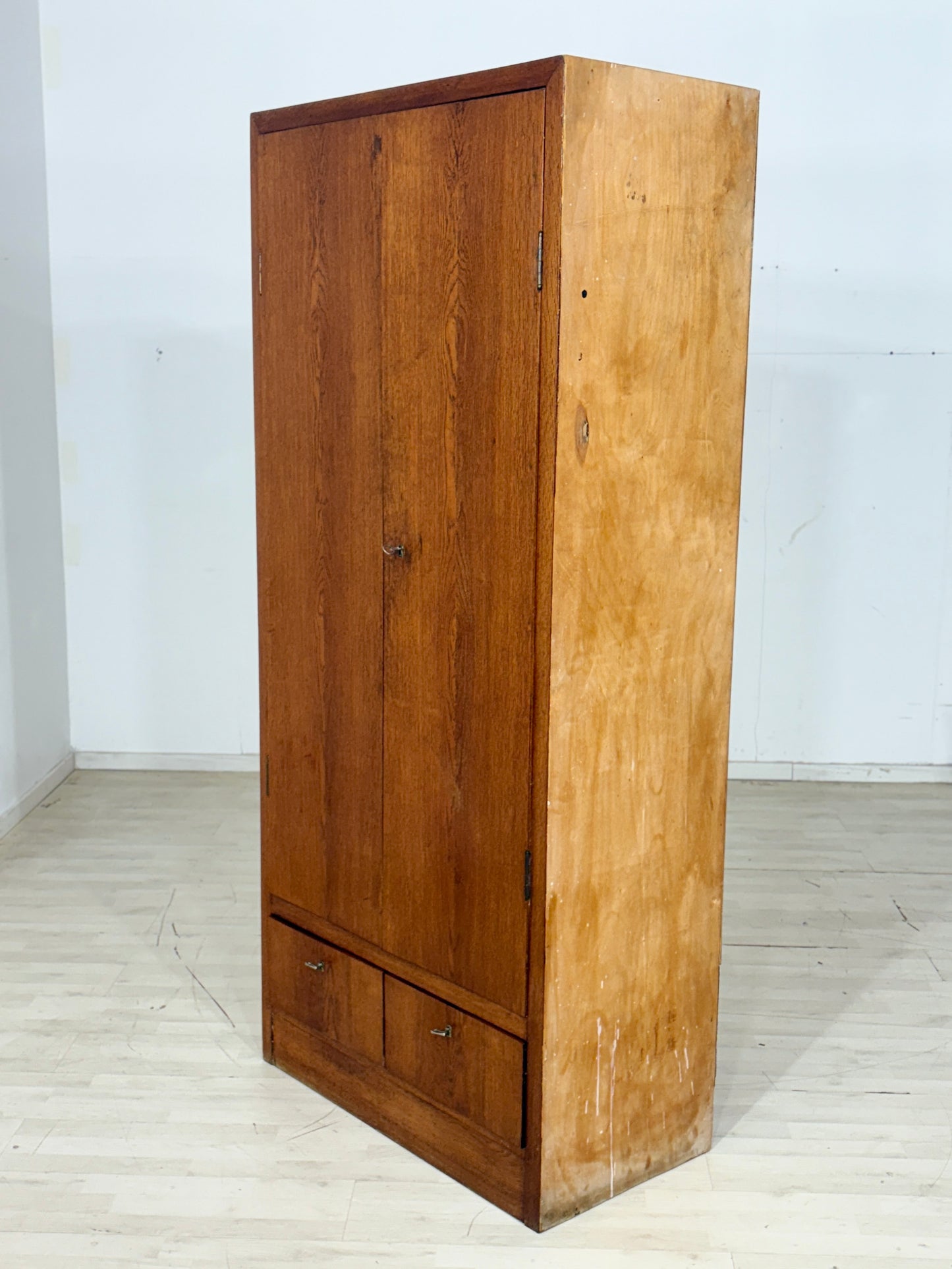 Sehr schöner Mid-Century Kleiderschrank / Schrank / Flurschrank / Wäscheschrank / Fächerschrank Vintage