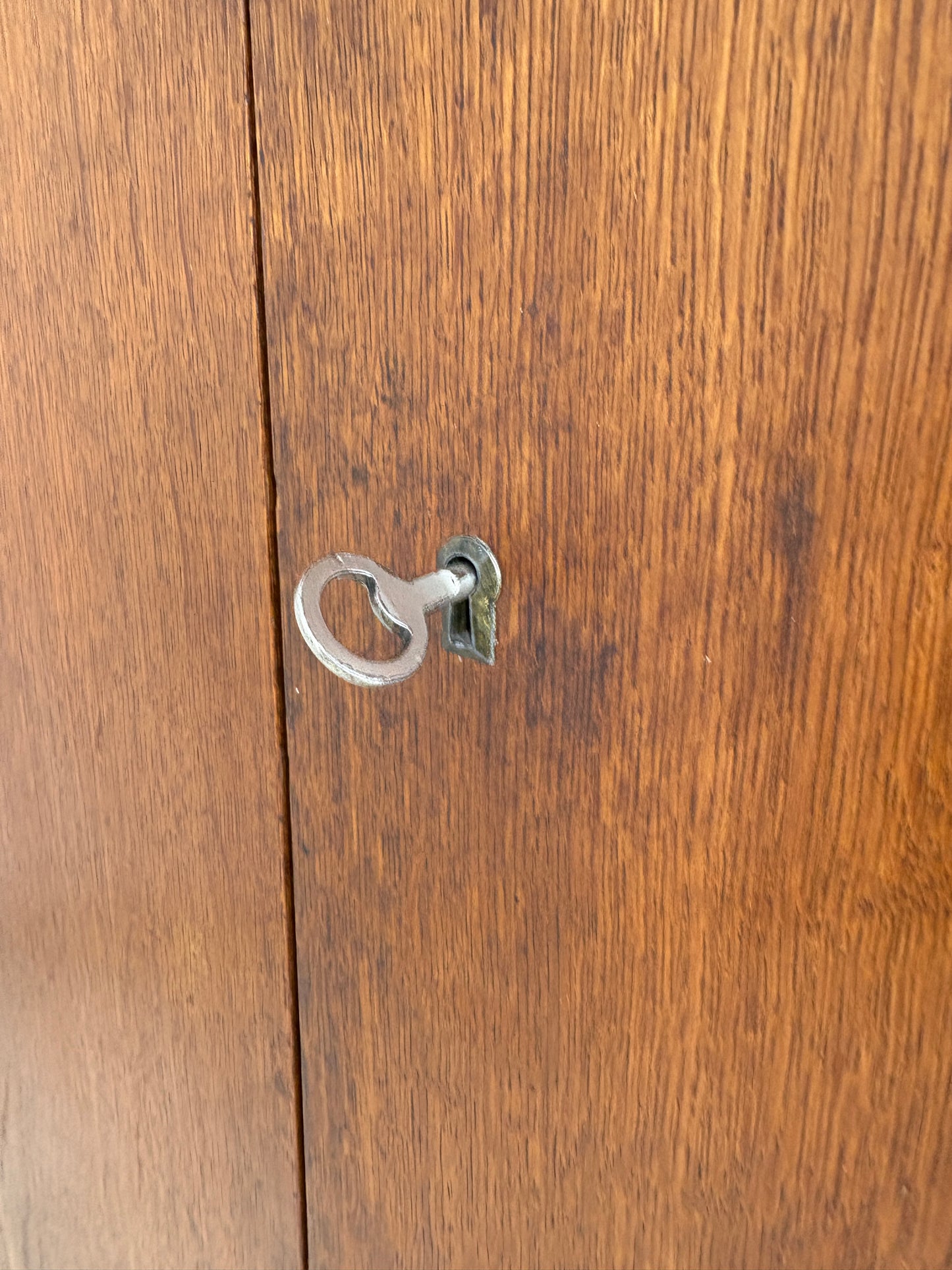 Sehr schöner Mid-Century Kleiderschrank / Schrank / Flurschrank / Wäscheschrank / Fächerschrank Vintage