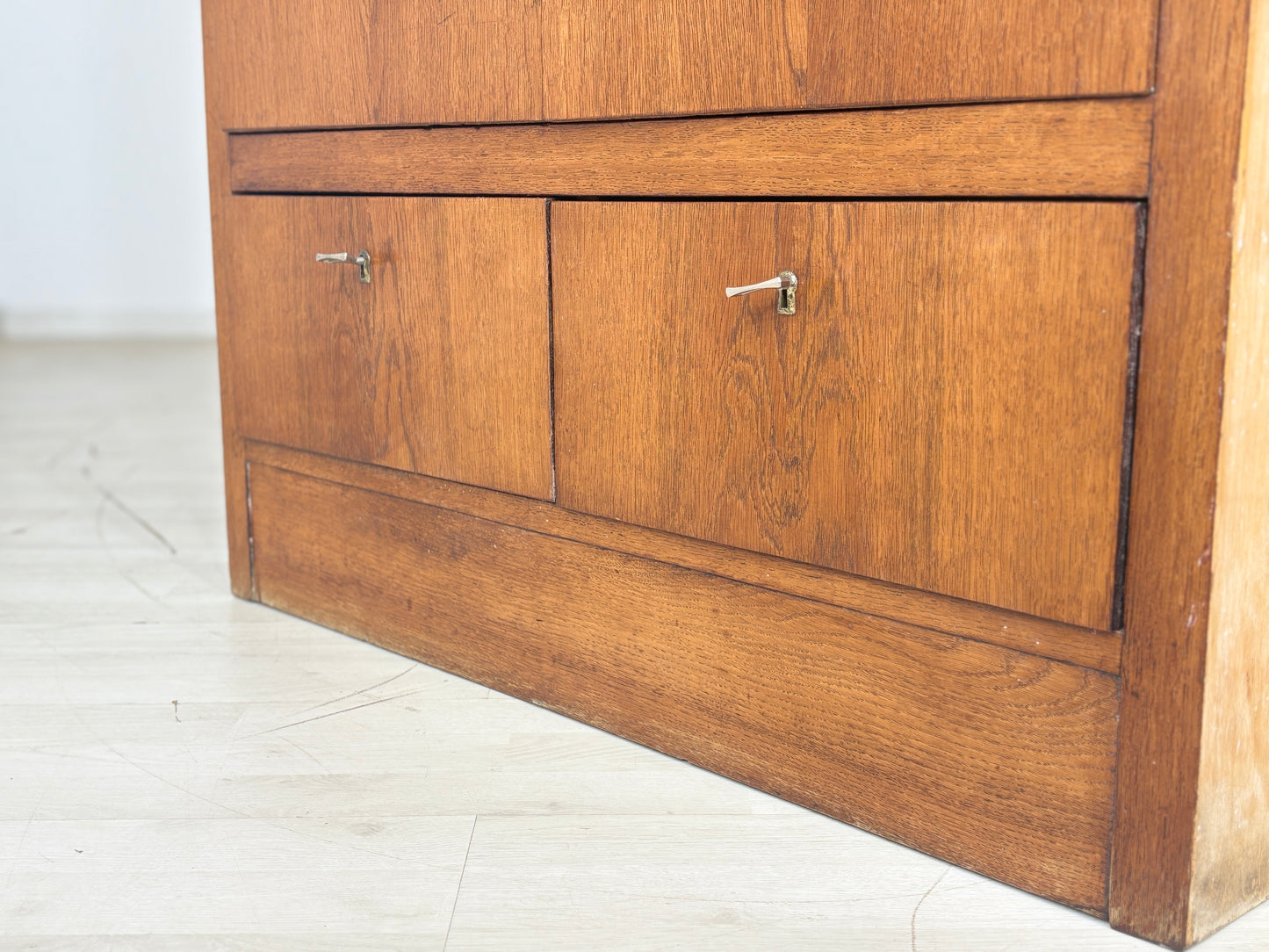 Sehr schöner Mid-Century Kleiderschrank / Schrank / Flurschrank / Wäscheschrank / Fächerschrank Vintage