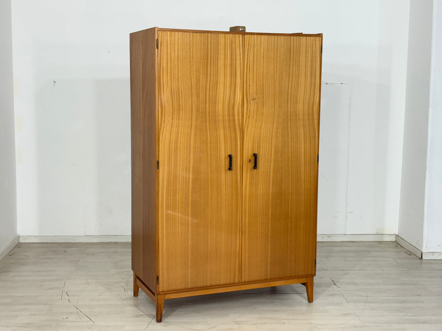 Vintage Kleiderschrank / Wäscheschrank / Holz Schrank / Schlafzimmerschrank