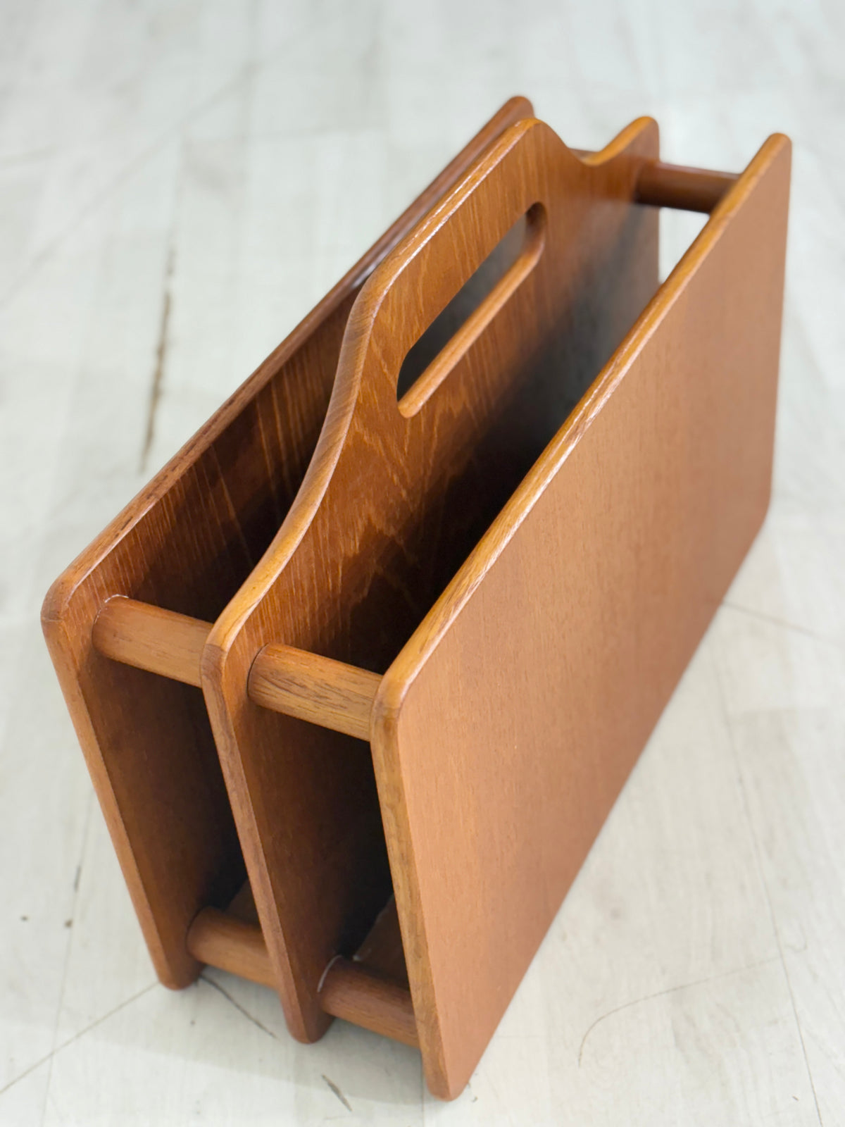 Danish Design Zeitungsständer / Ablage / Teakholz
