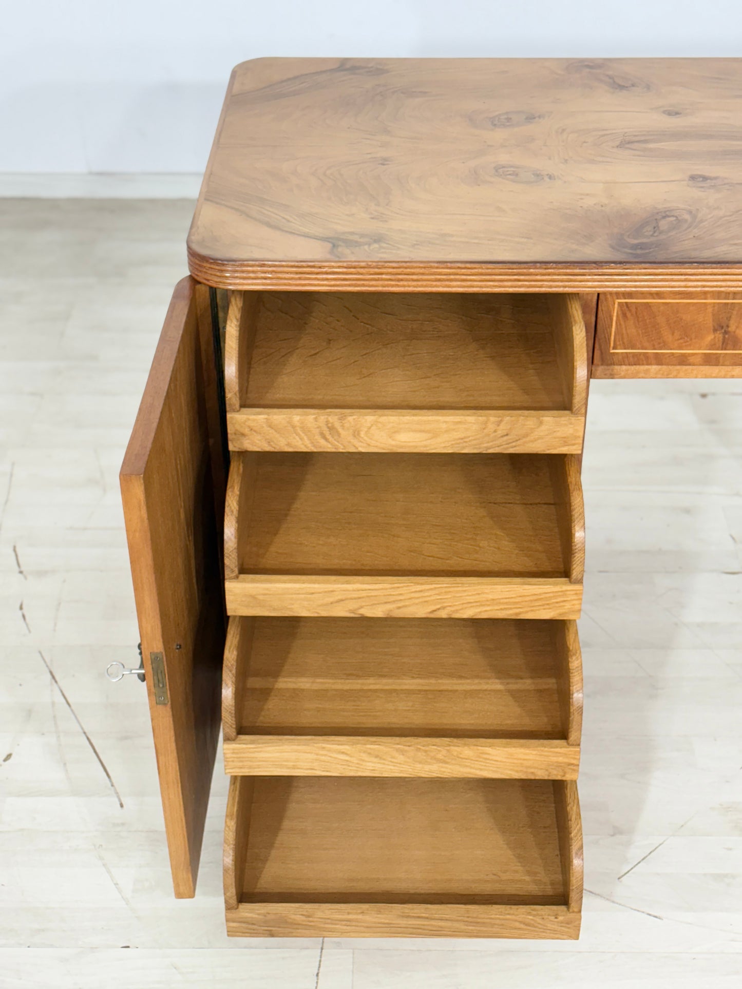 Schöner Art Deco Schreibtisch / Vintage Bürotisch / Arbeitstisch / Tisch