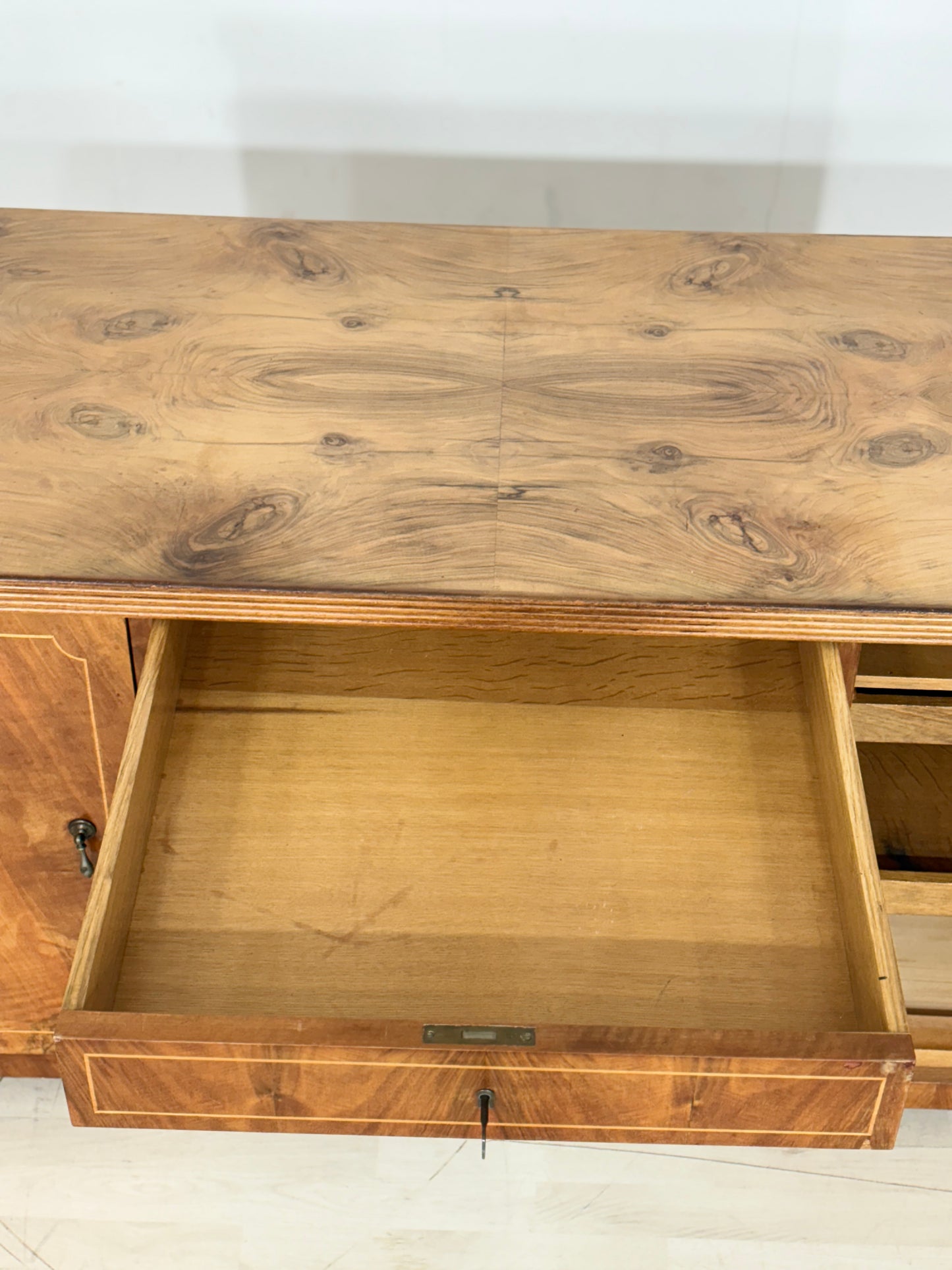 Schöner Art Deco Schreibtisch / Vintage Bürotisch / Arbeitstisch / Tisch