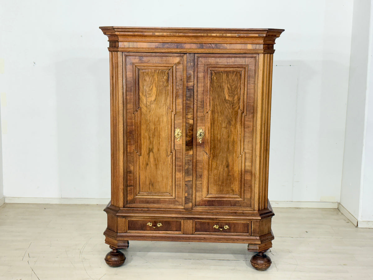 Antiker Barockschrank / Wäscheschrank / Kleiderschrank / Intarsienschrank