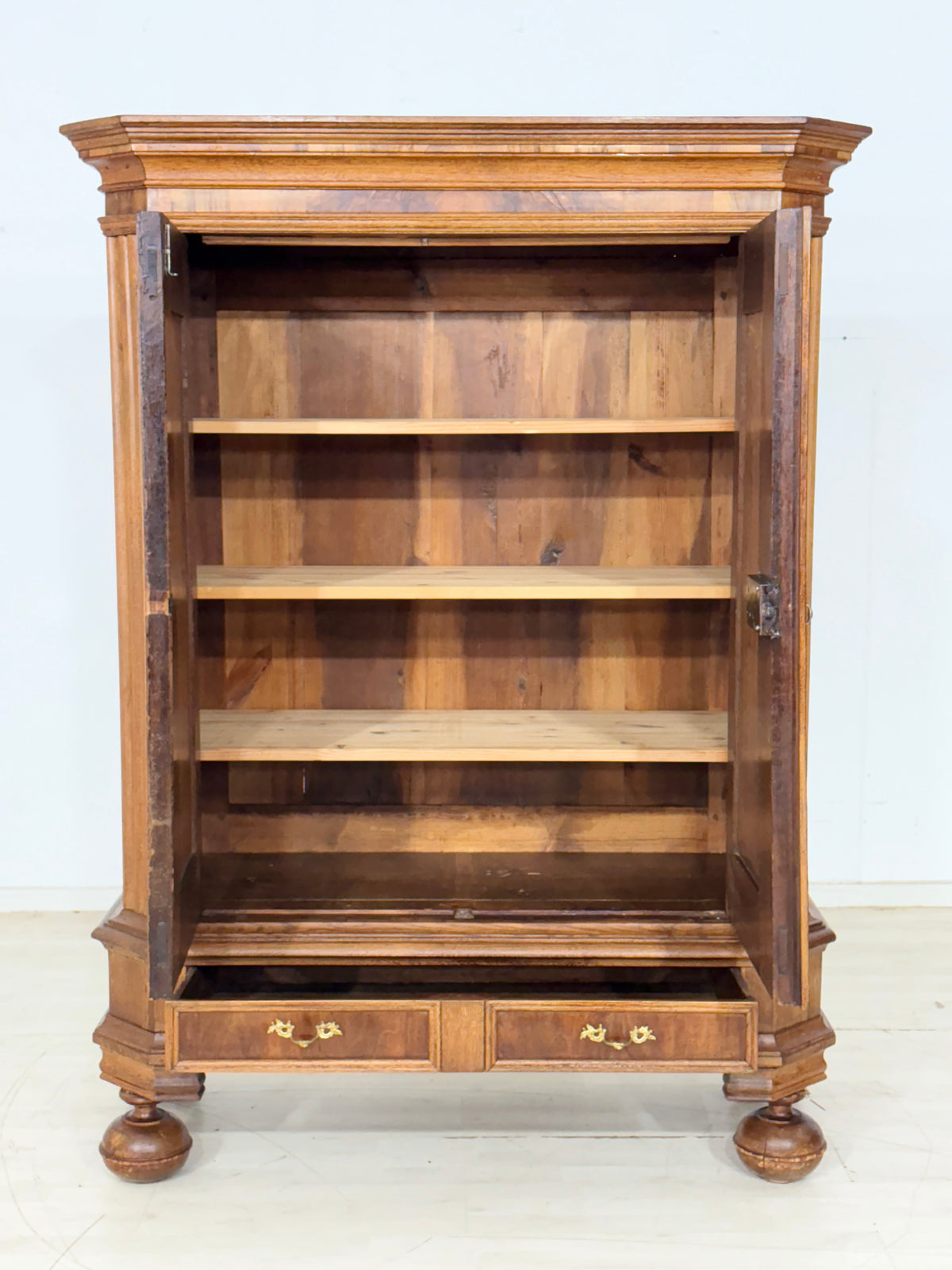 Antiker Barockschrank / Wäscheschrank / Kleiderschrank / Intarsienschrank