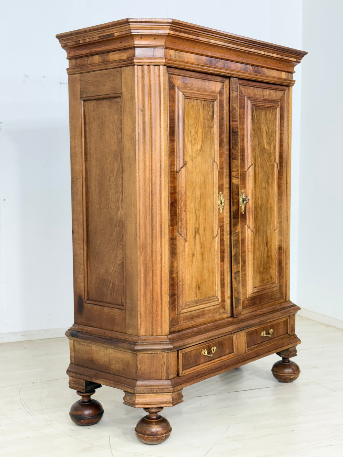 Antiker Barockschrank / Wäscheschrank / Kleiderschrank / Intarsienschrank