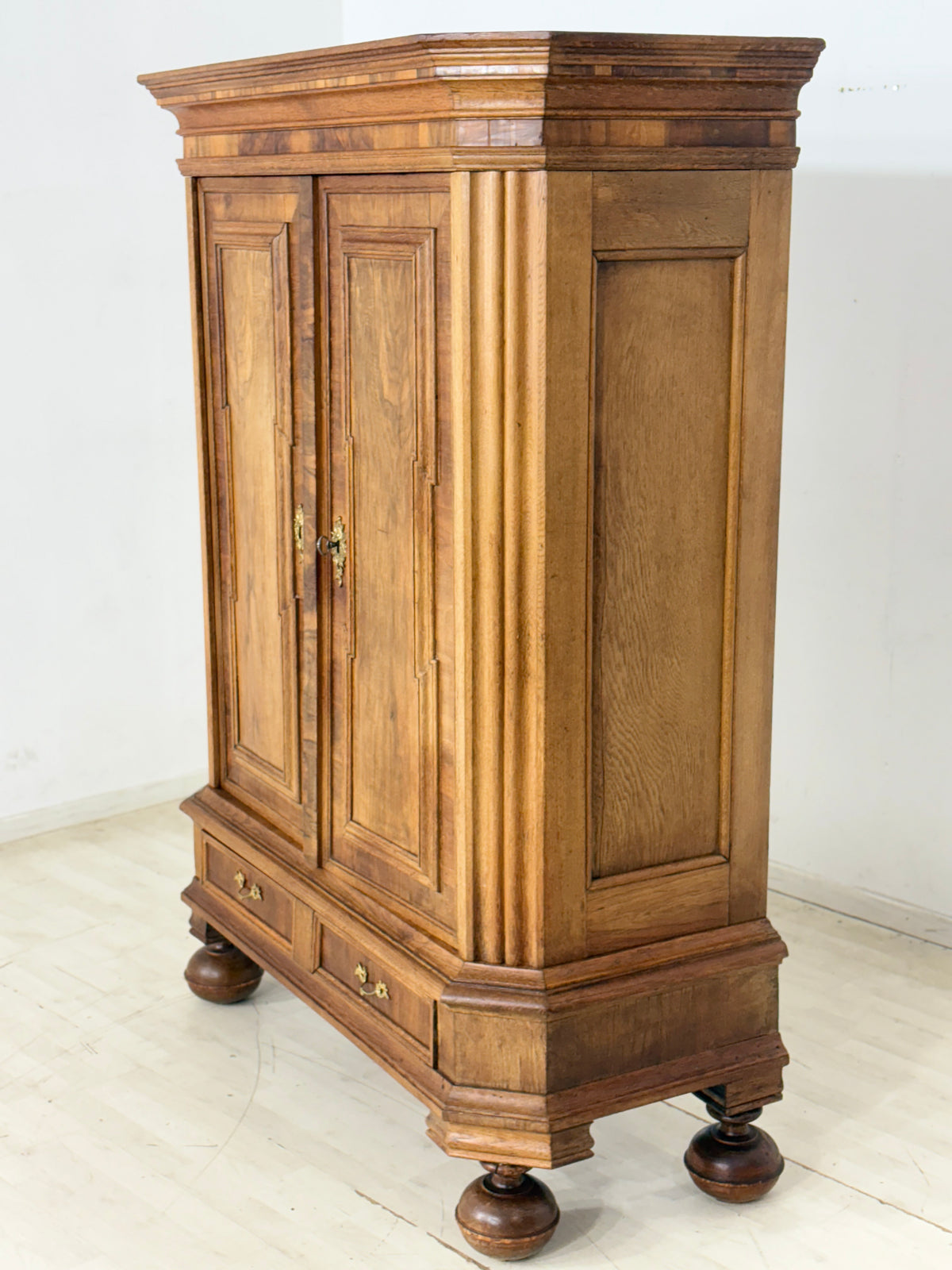 Antiker Barockschrank / Wäscheschrank / Kleiderschrank / Intarsienschrank