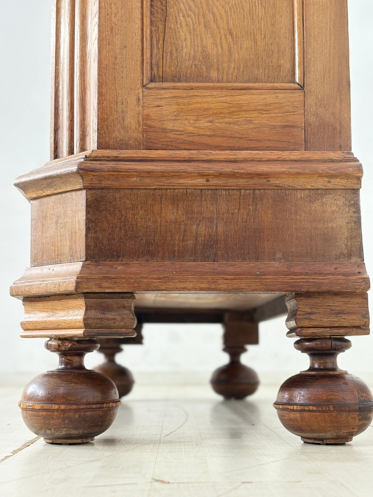 Antiker Barockschrank / Wäscheschrank / Kleiderschrank / Intarsienschrank