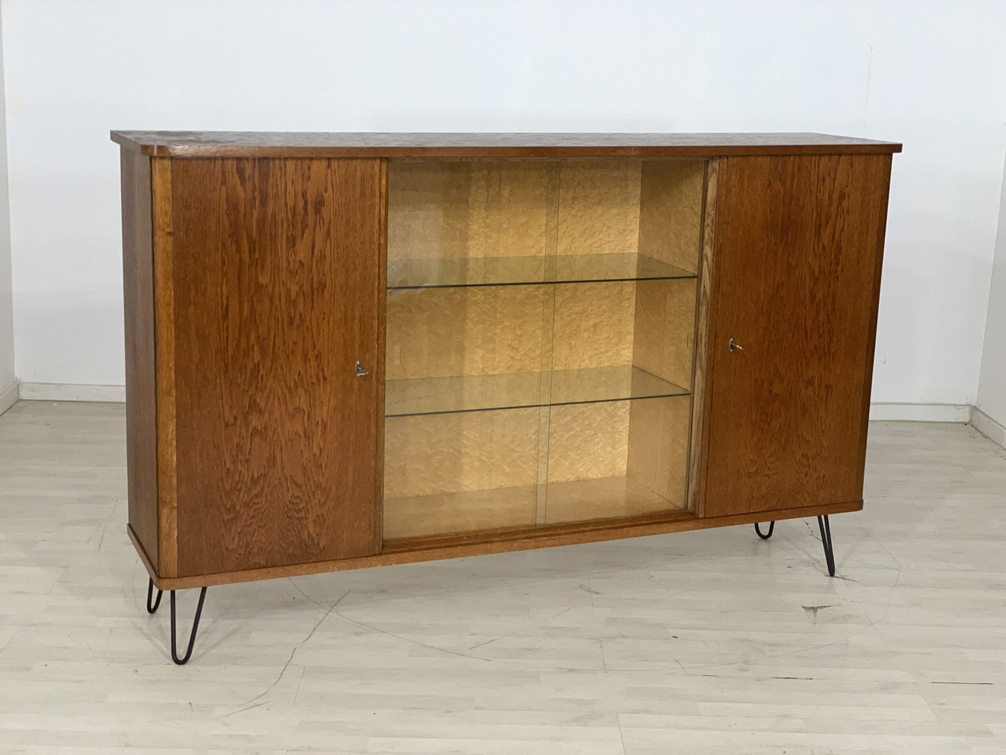 MID CENTURY HIGHBOARD GESCHIRRSCHRANK FLURSCHRANK WOHNZIMMERSCHRANK SCHRANK VINTAGE