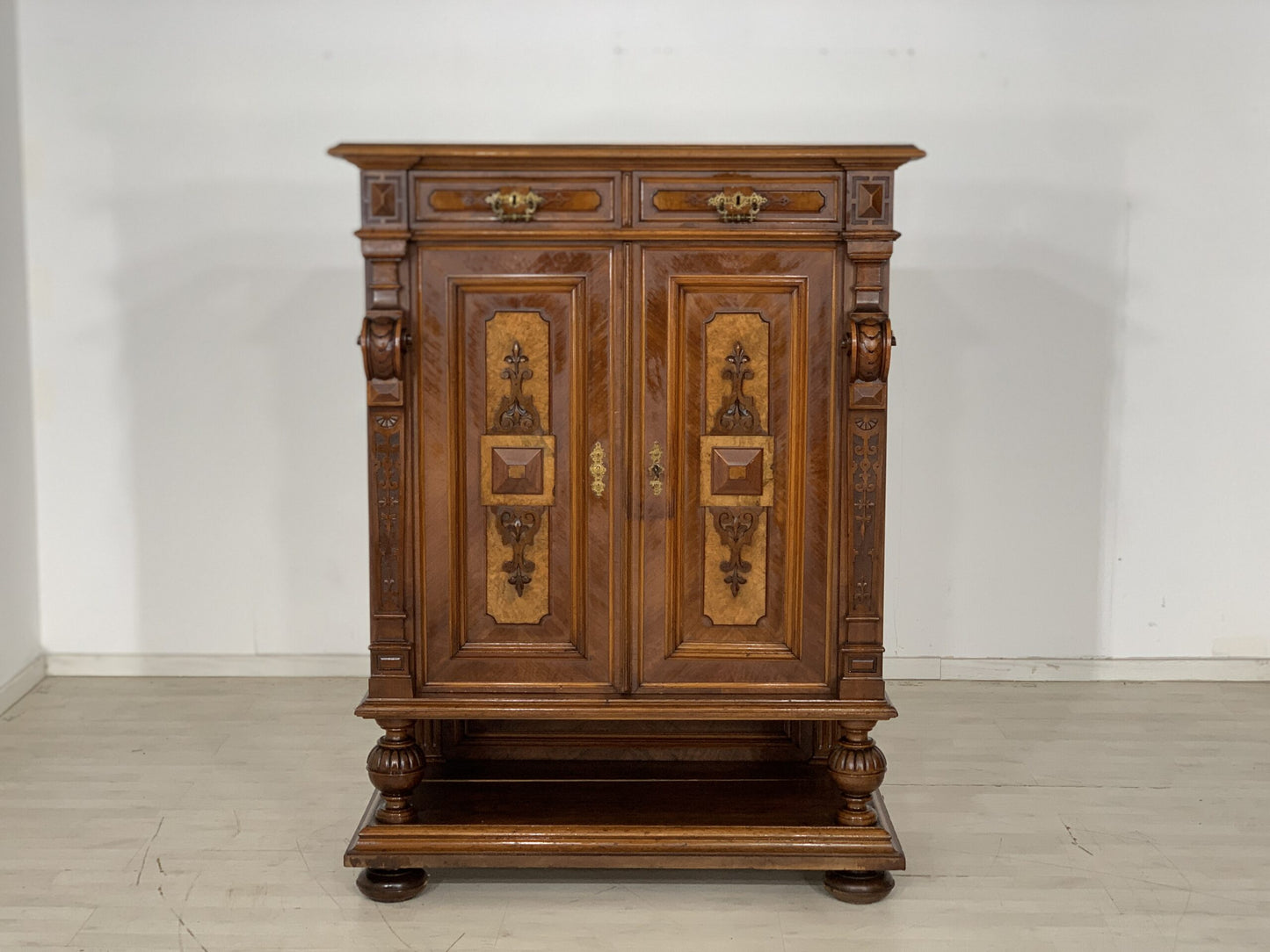 EPOQUE DU FONDATEUR ARMOIRE VERTIKO ARMOIRE CÔTÉ COULOIR SALON VERS 1900