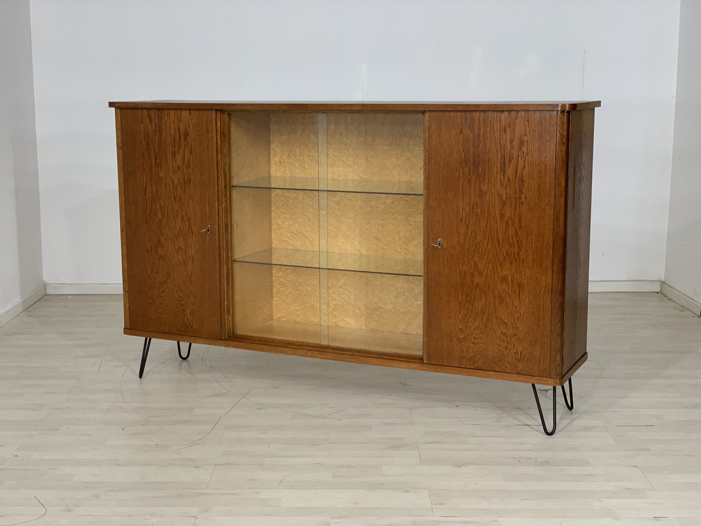 MID CENTURY HIGHBOARD GESCHIRRSCHRANK FLURSCHRANK WOHNZIMMERSCHRANK SCHRANK VINTAGE